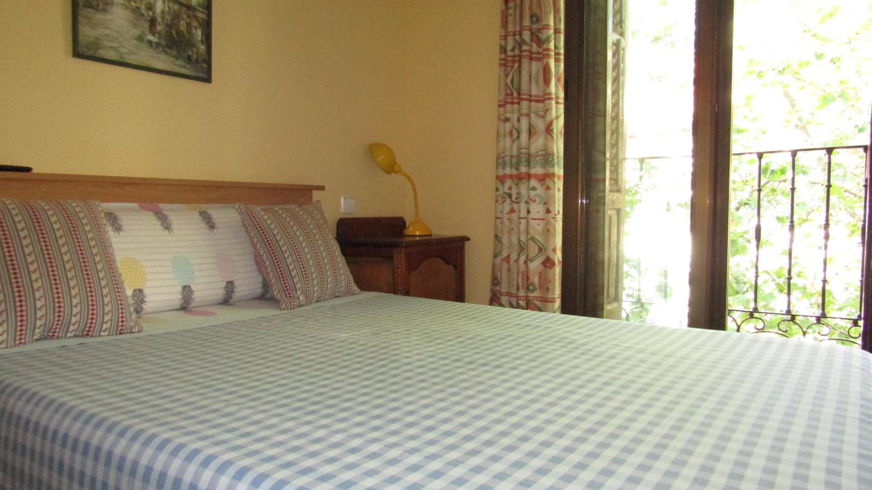 Double Room with Shared Toilet and Private Shower and Sink photo 3