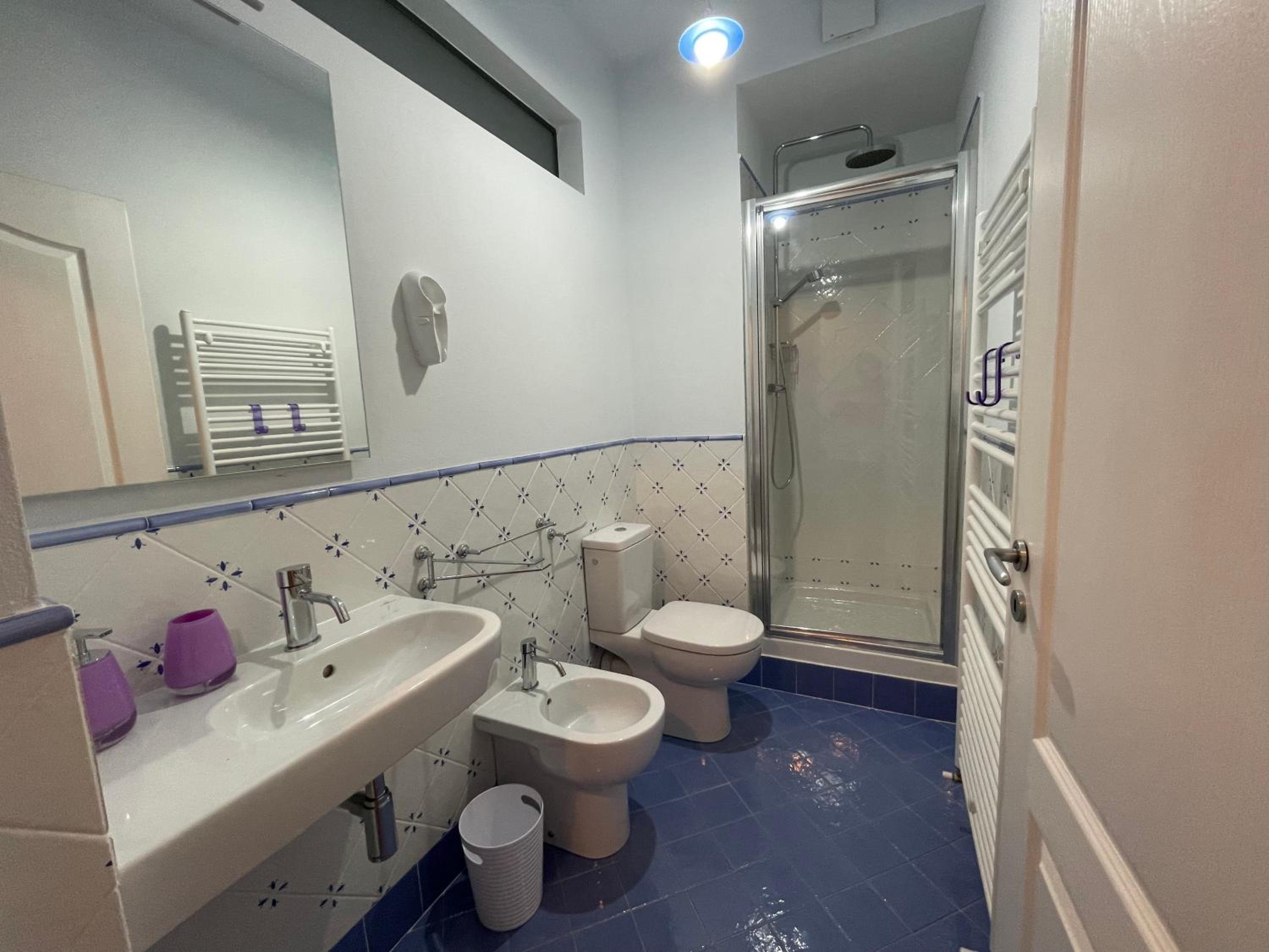 Double Room with Private Bathroom - Photo 3