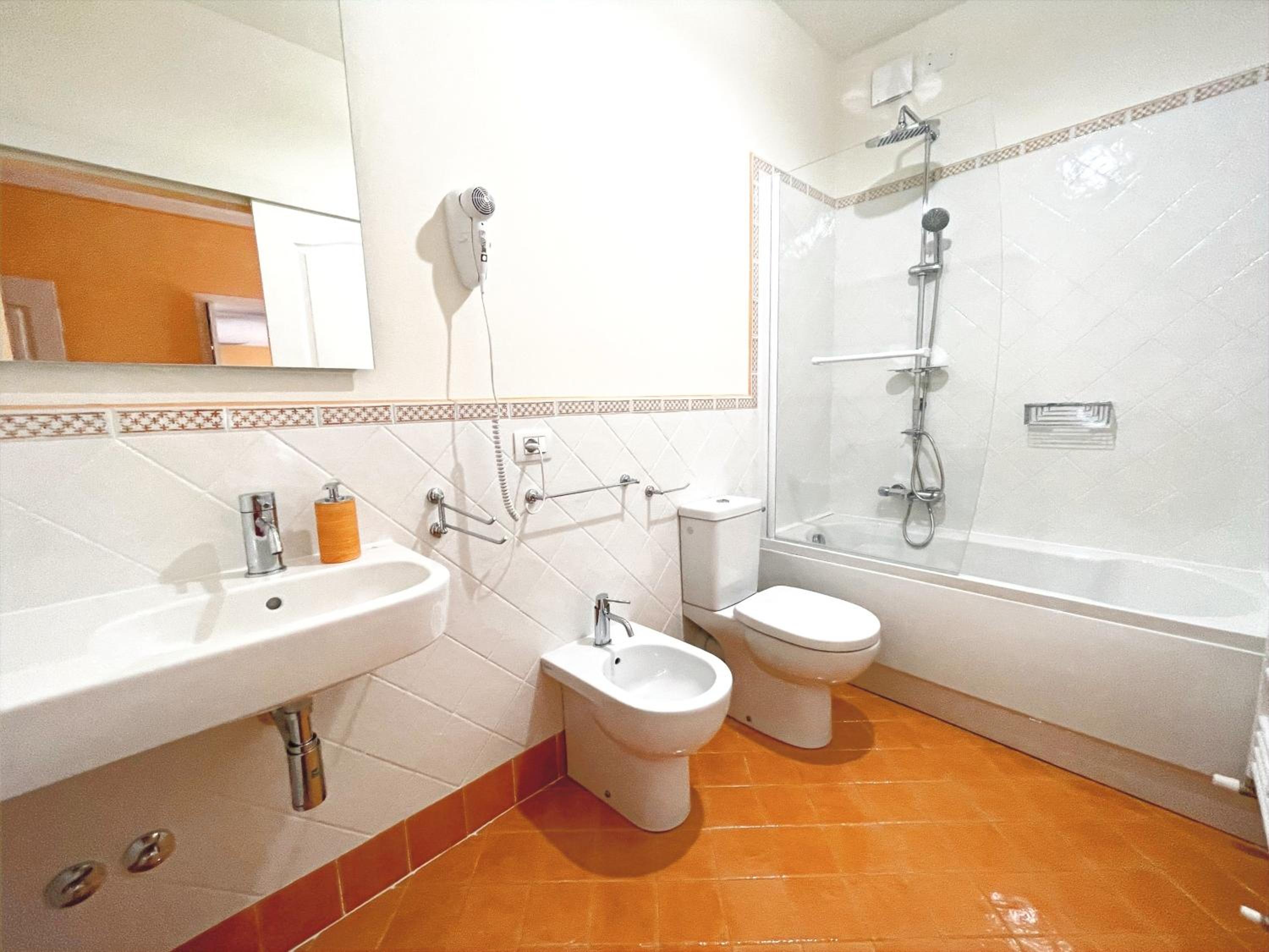 Family Room with Private Bathroom - Photo 3