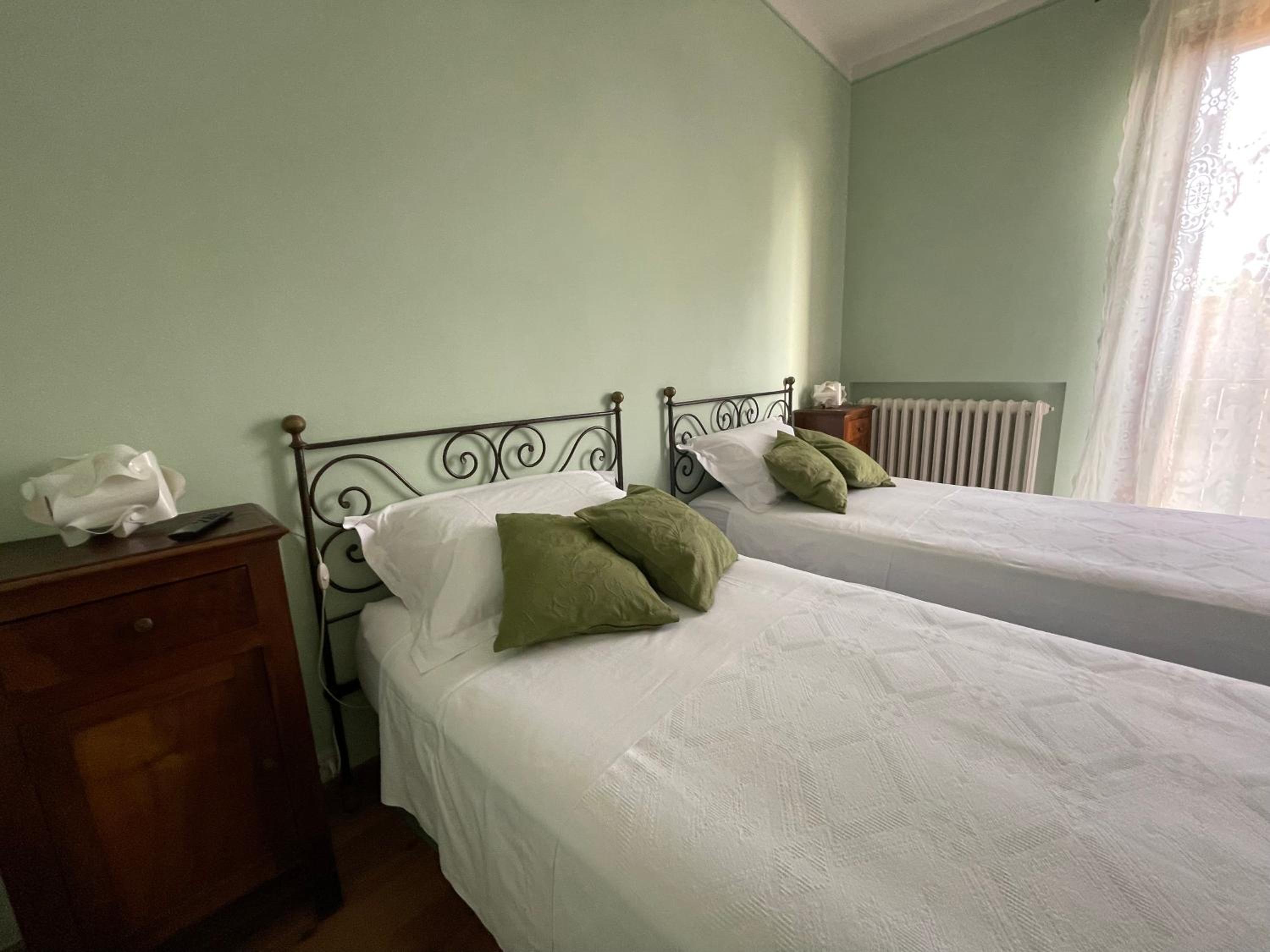 Twin Room with Private Bathroom - Photo 2