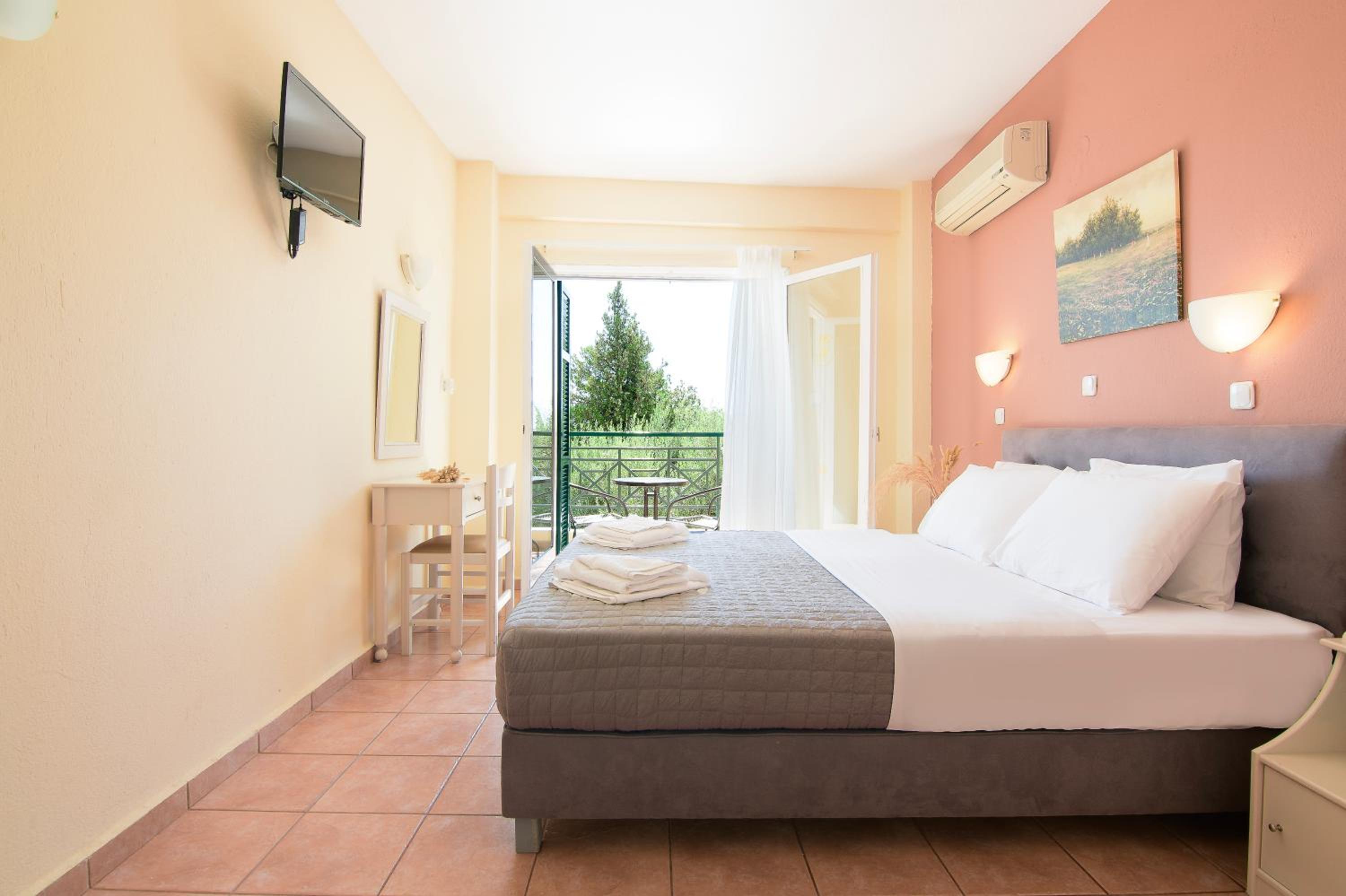 Double Room with Garden View - Photo 16
