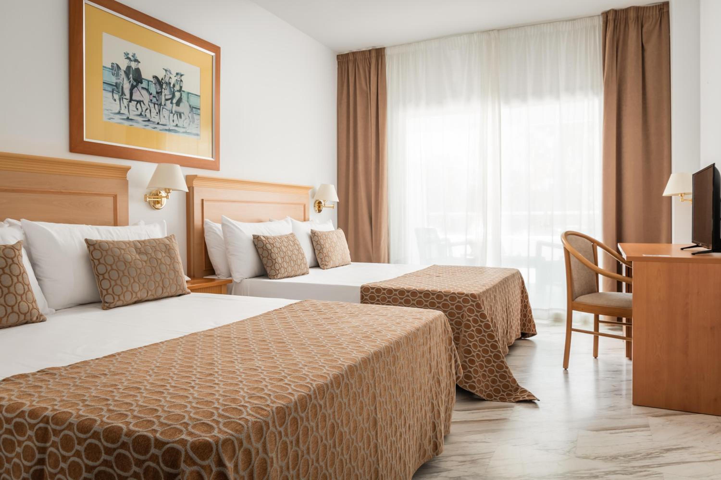 Habitación Cuádruple (2 Adultos + 2 Niños)