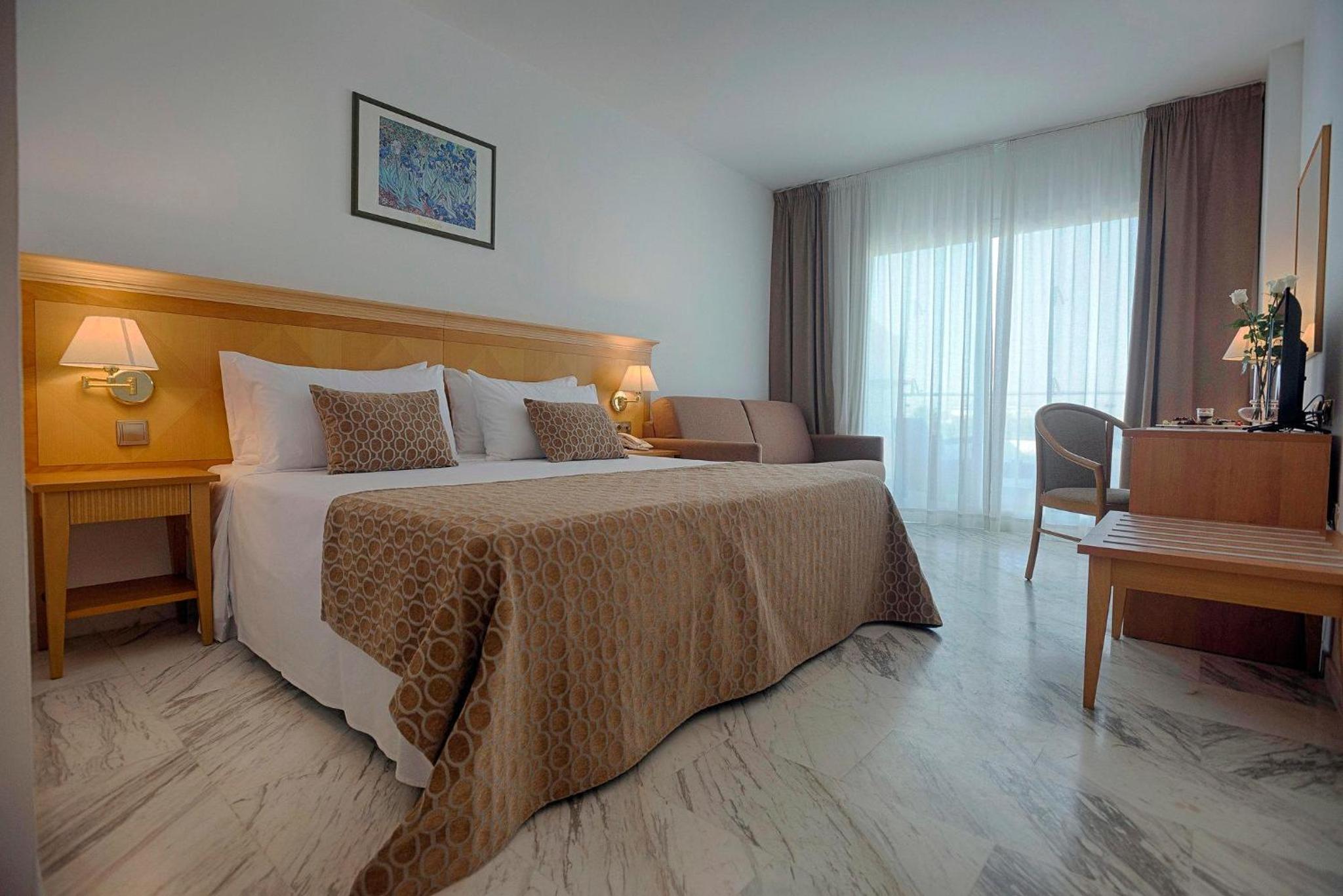 Habitación cuádruple con vista a la piscina (2 adultos + 2 niños)