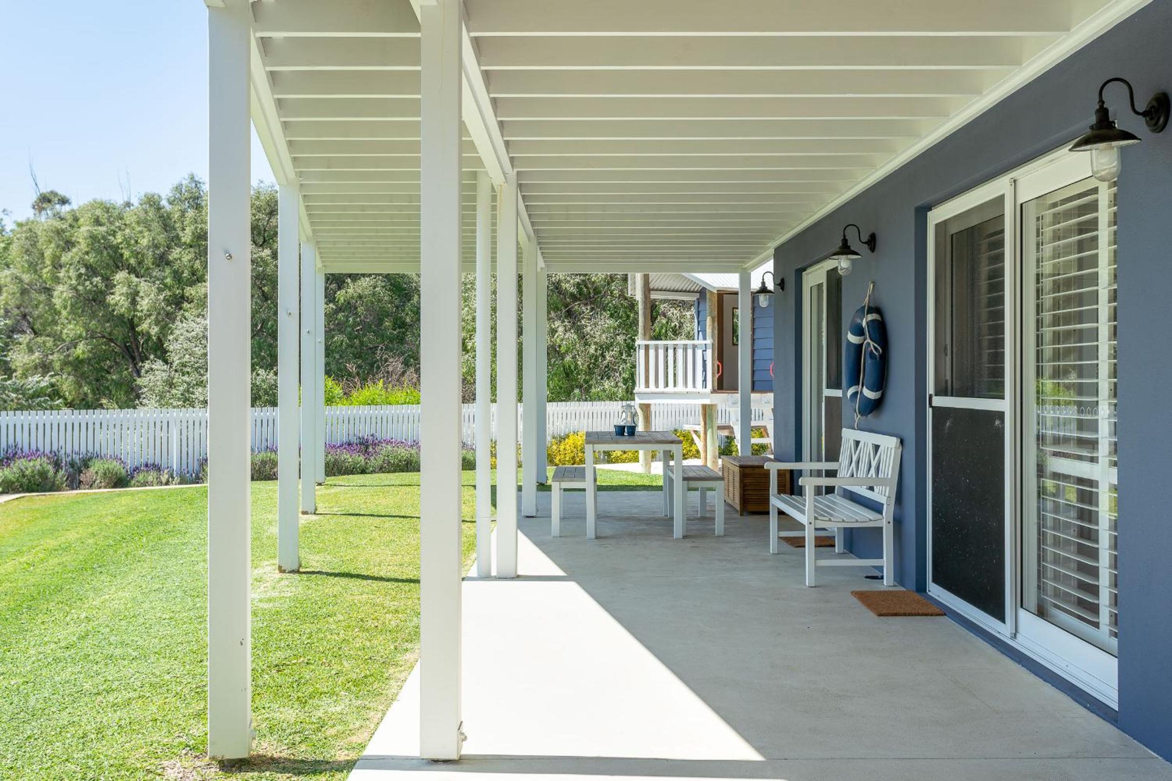 Five-Bedroom House photo 3