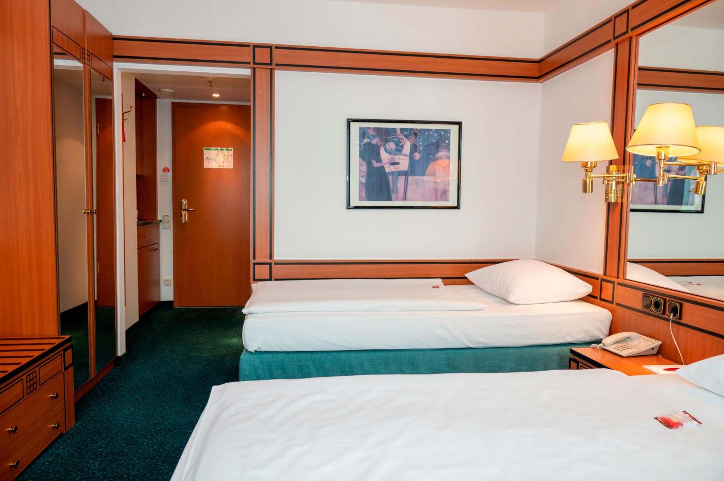 Standard Twin Room - Photo 3
