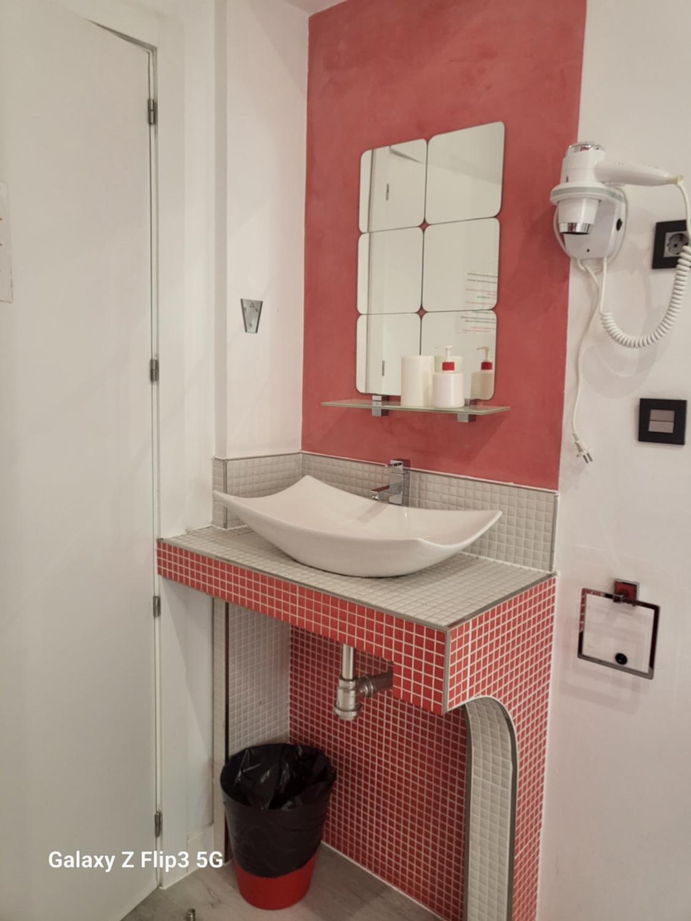 Small Double Room - Photo 5