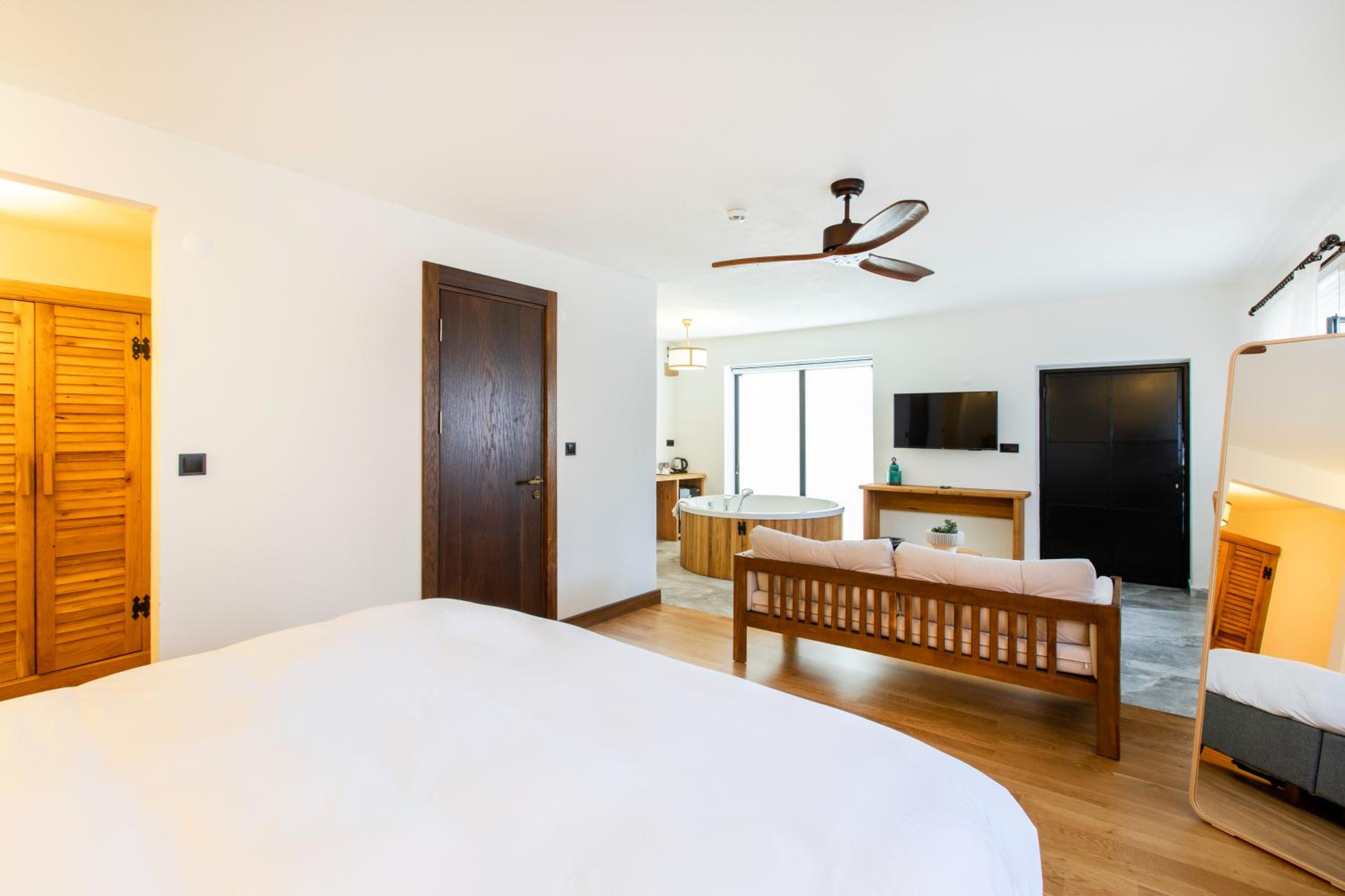 Junior Garden Suite with Hot Tub