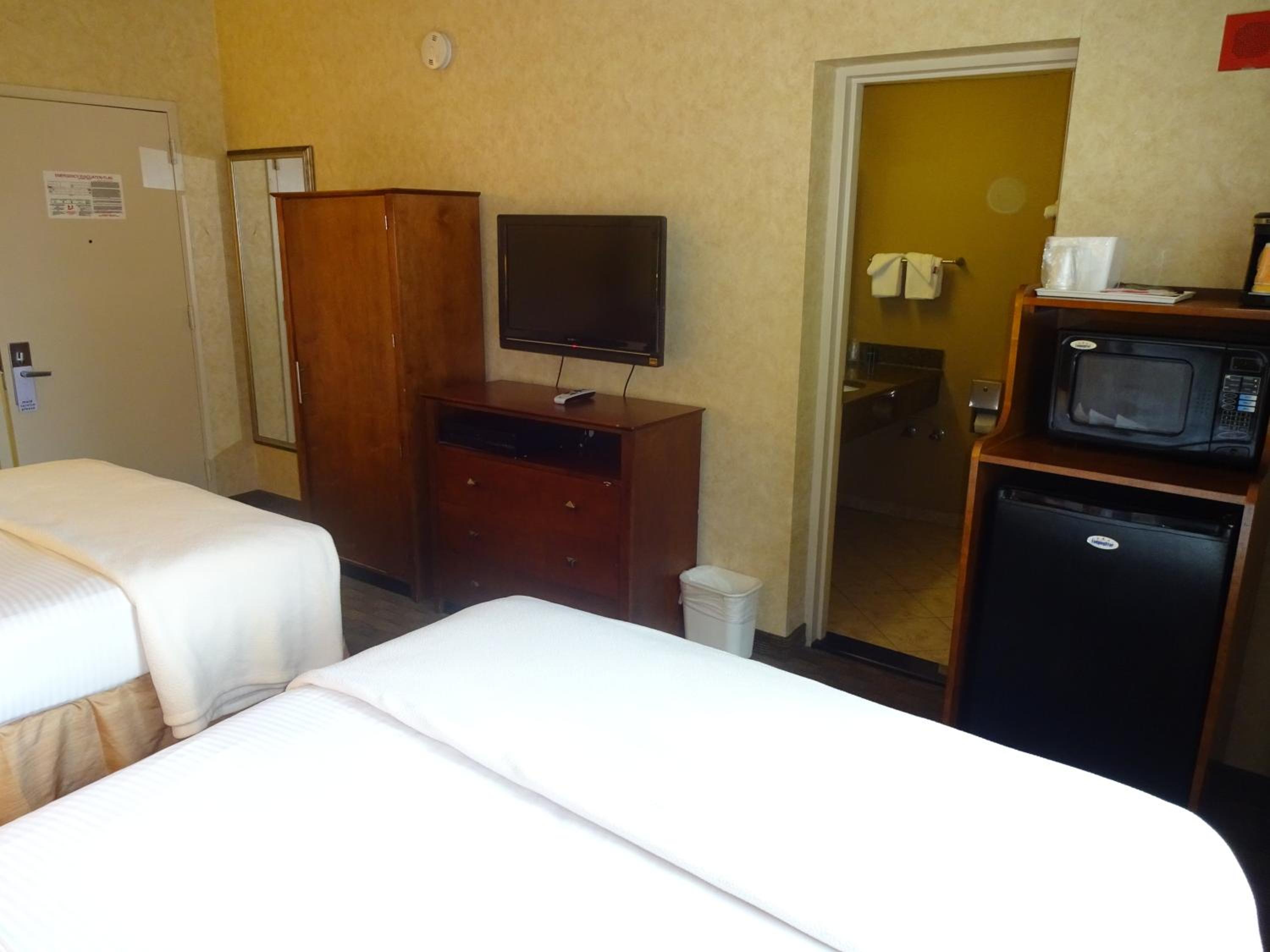 Queen Room with Two Queen Beds - Disability Access - Photo 3