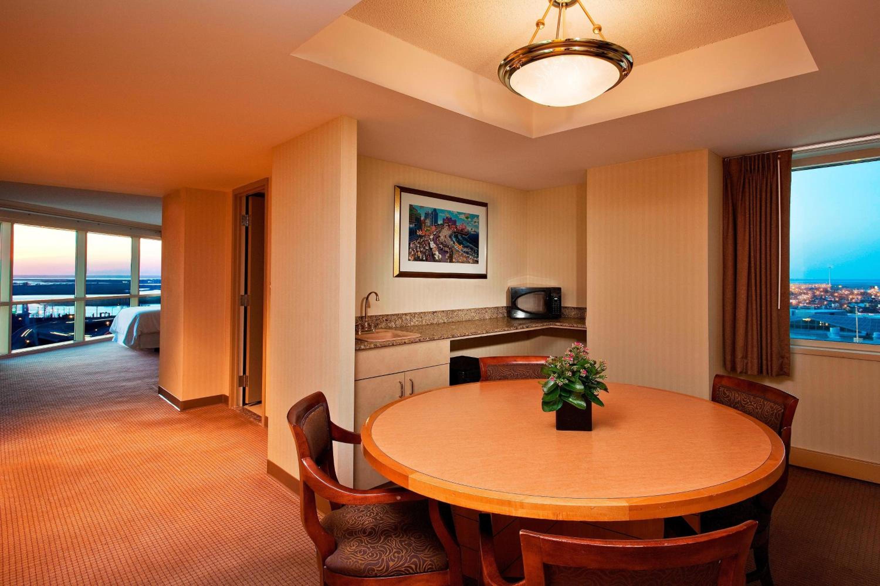 Club lounge access, 1 Bedroom Hospitality Suite, 1 Queen - Photo 1