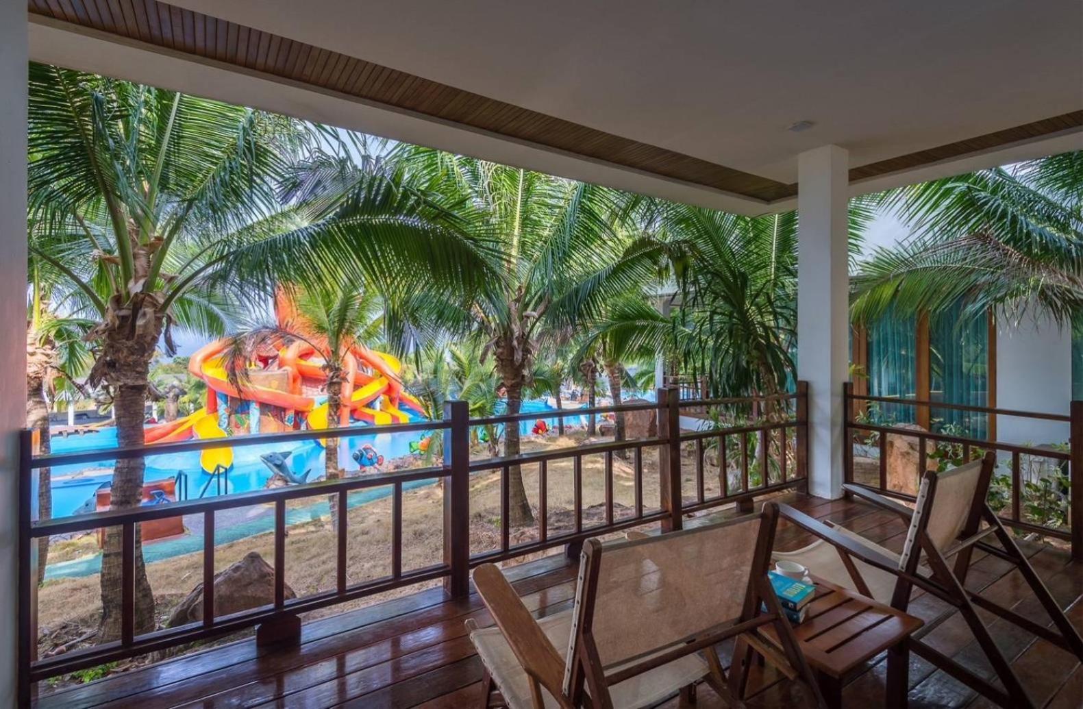 Deluxe Pool View photo 2
