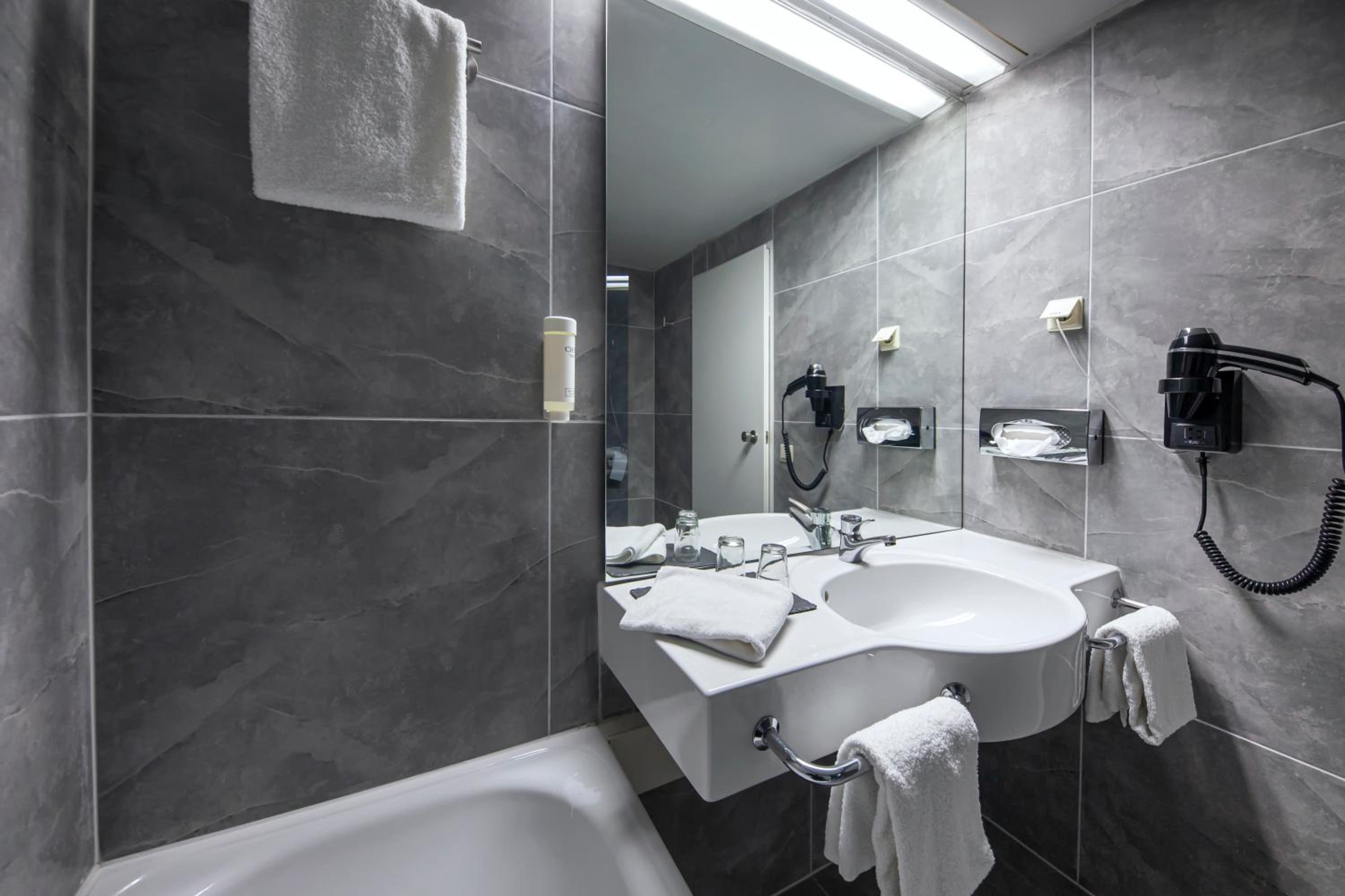 Business Double Room - Photo 7