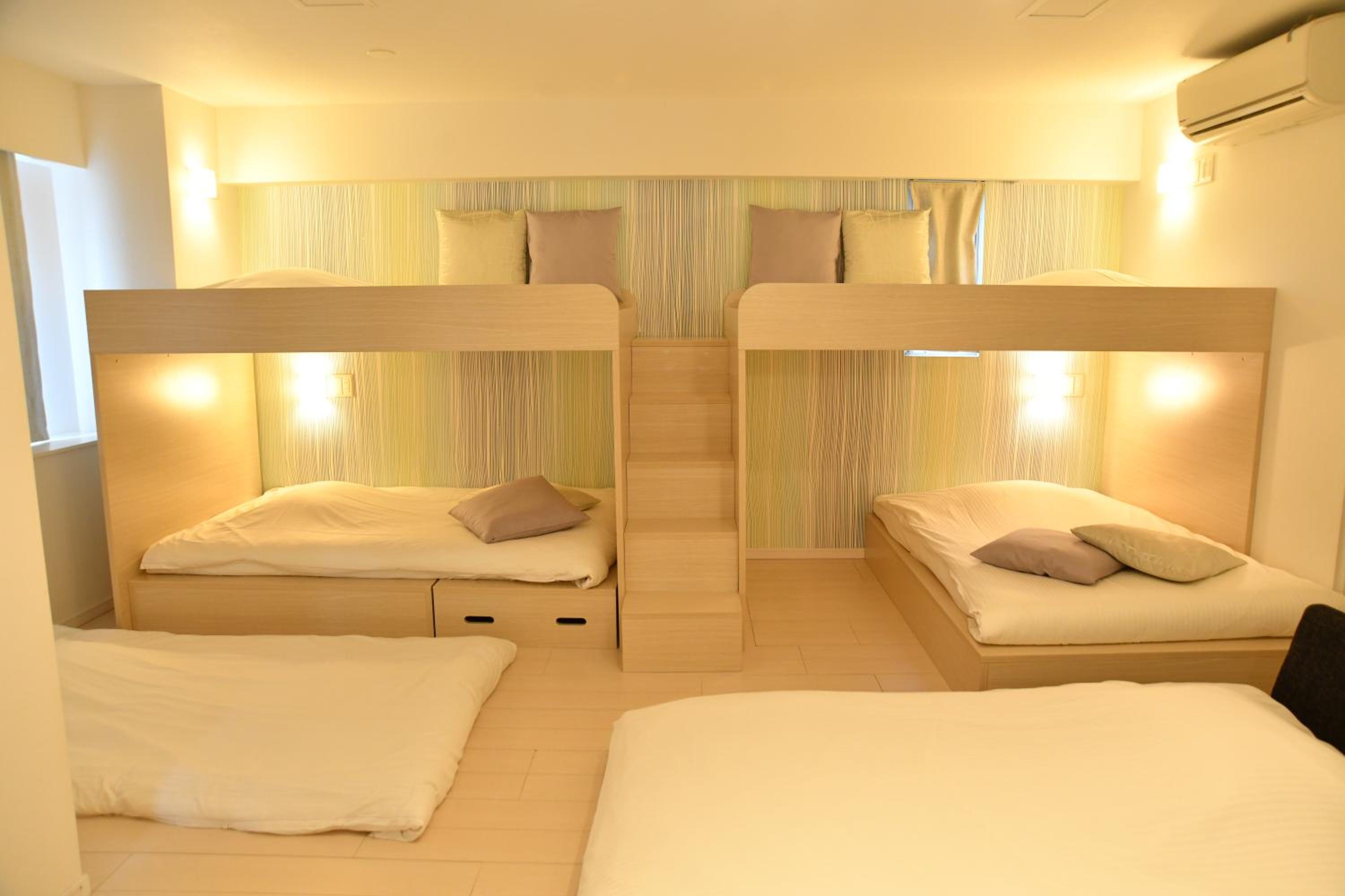 Quadruple Room with Couch photo 2