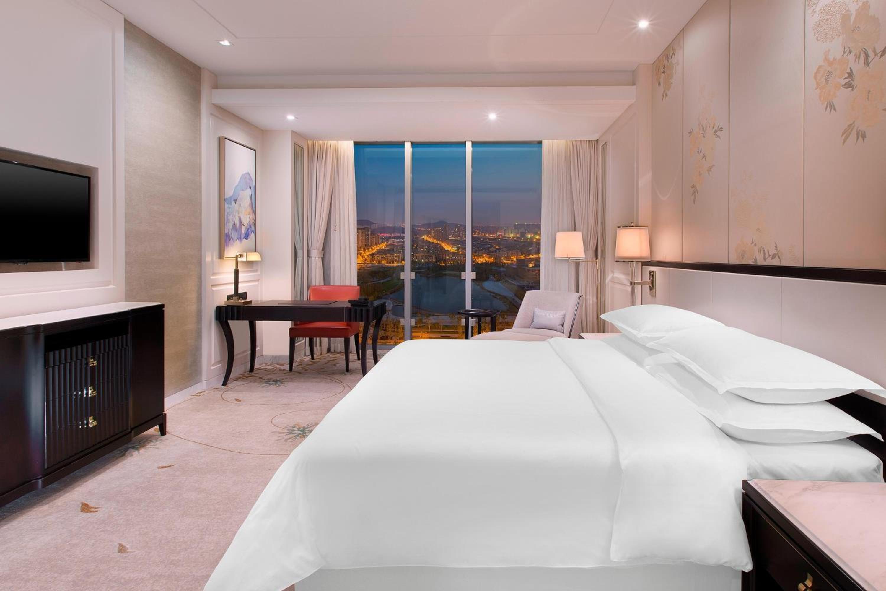 Guest room, 1 King, City view photo 1