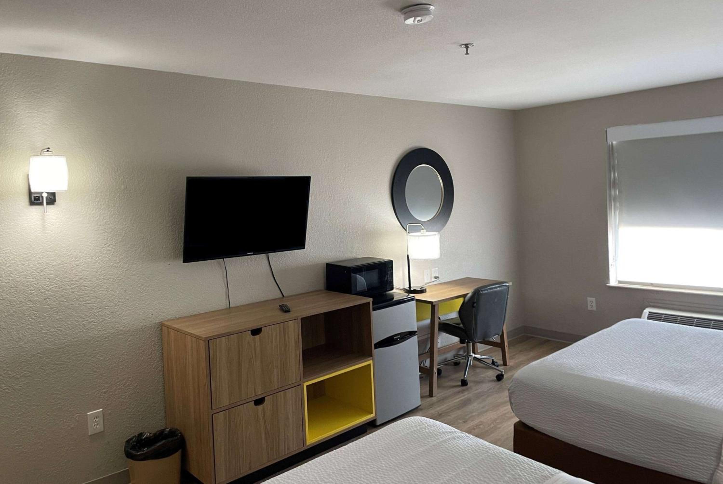 Queen Room with Two Queen Beds - Non-Smoking photo 1