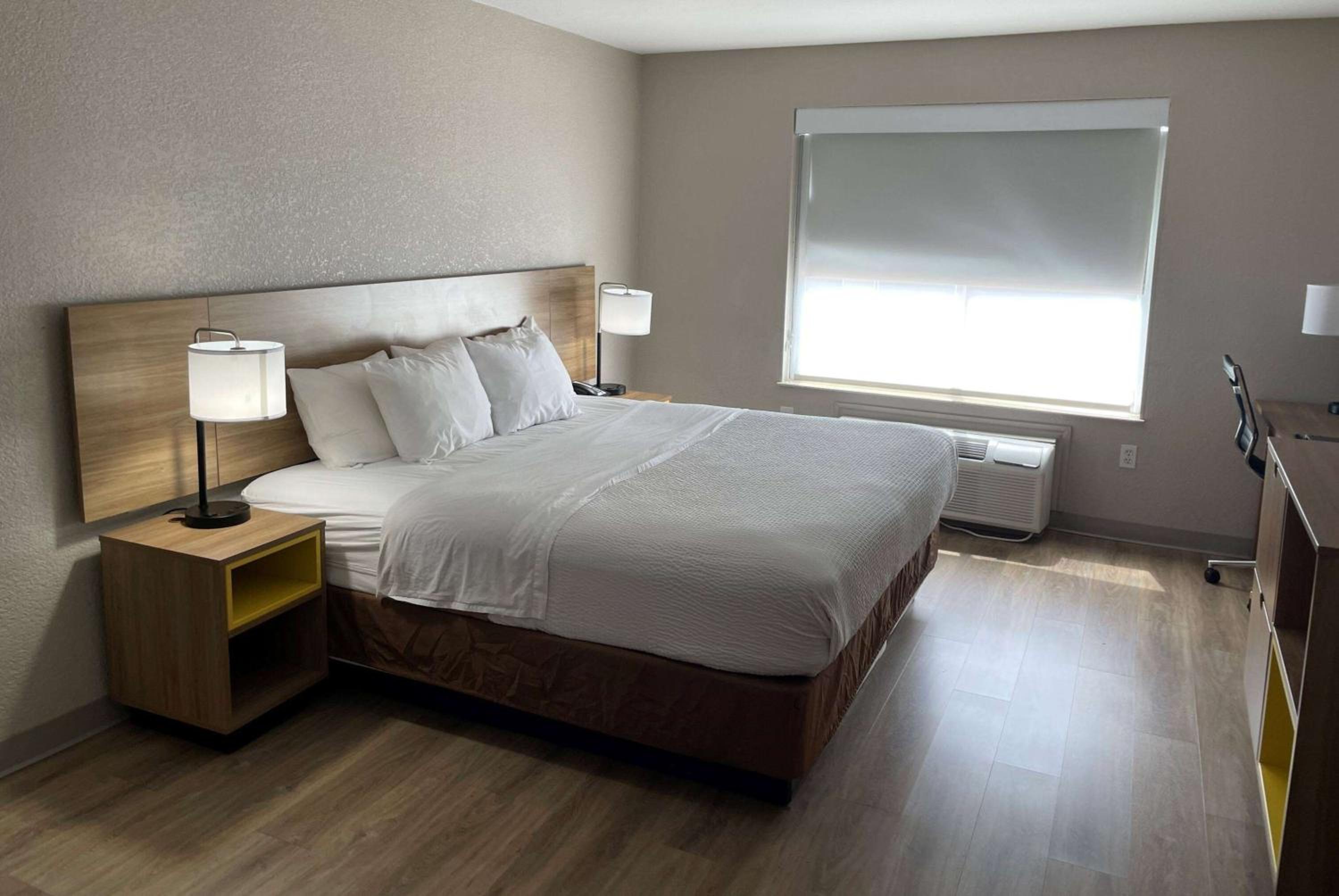 King Room - Non-Smoking photo 1
