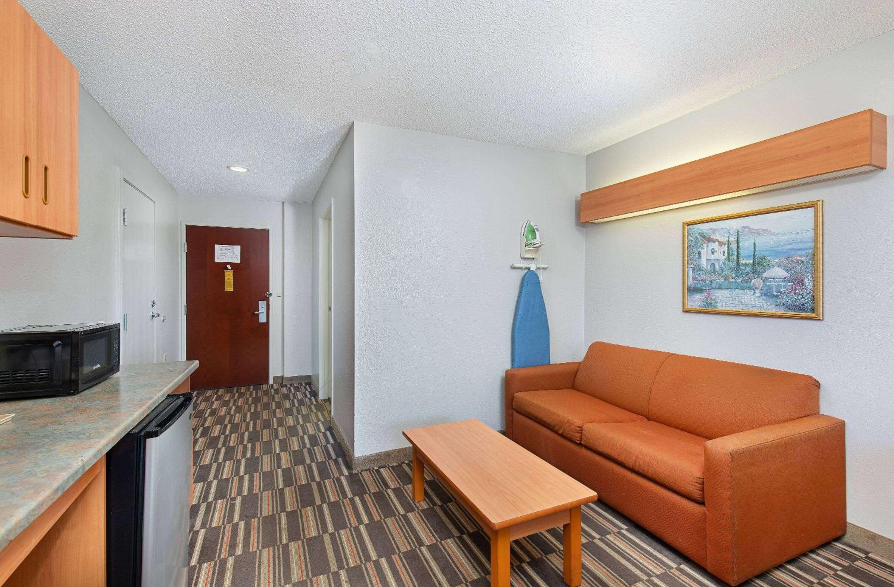 Queen Suite - Non-Smoking - Photo 1