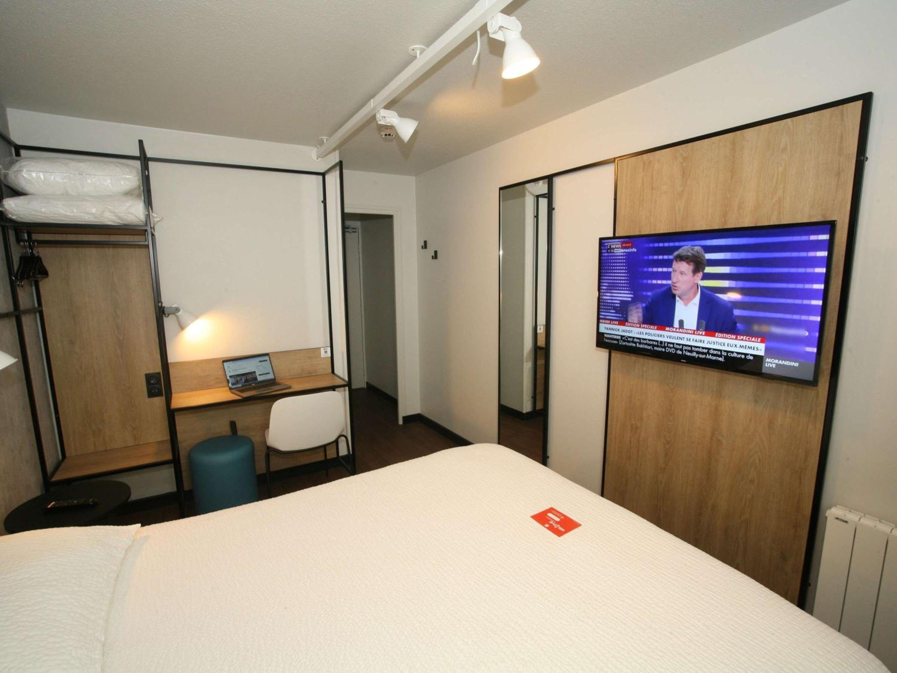 Standard Double Room - Photo 12