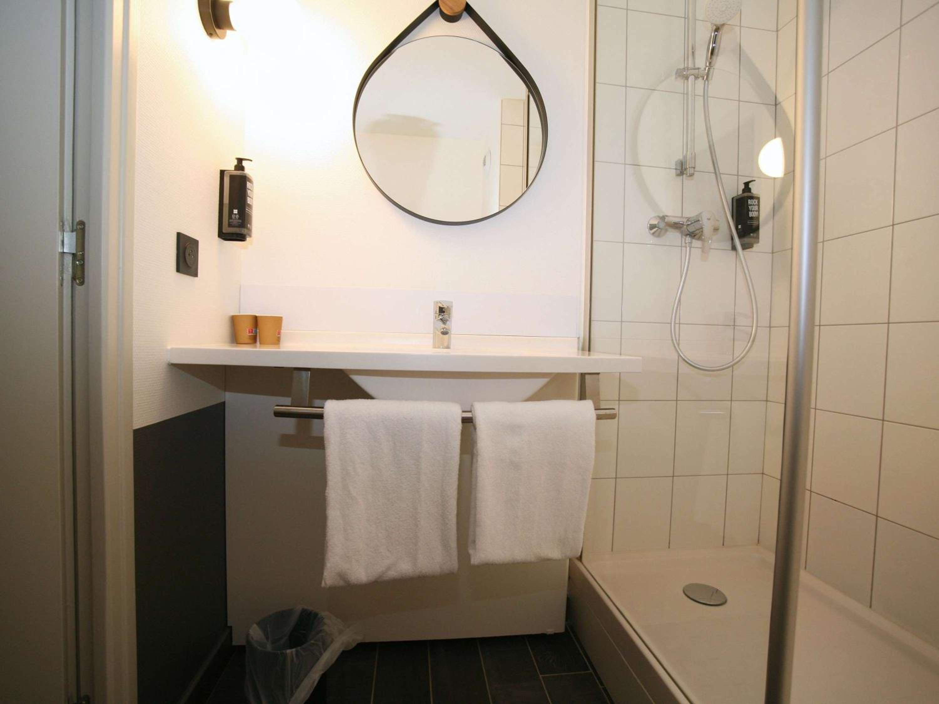 Standard Double Room - Photo 9