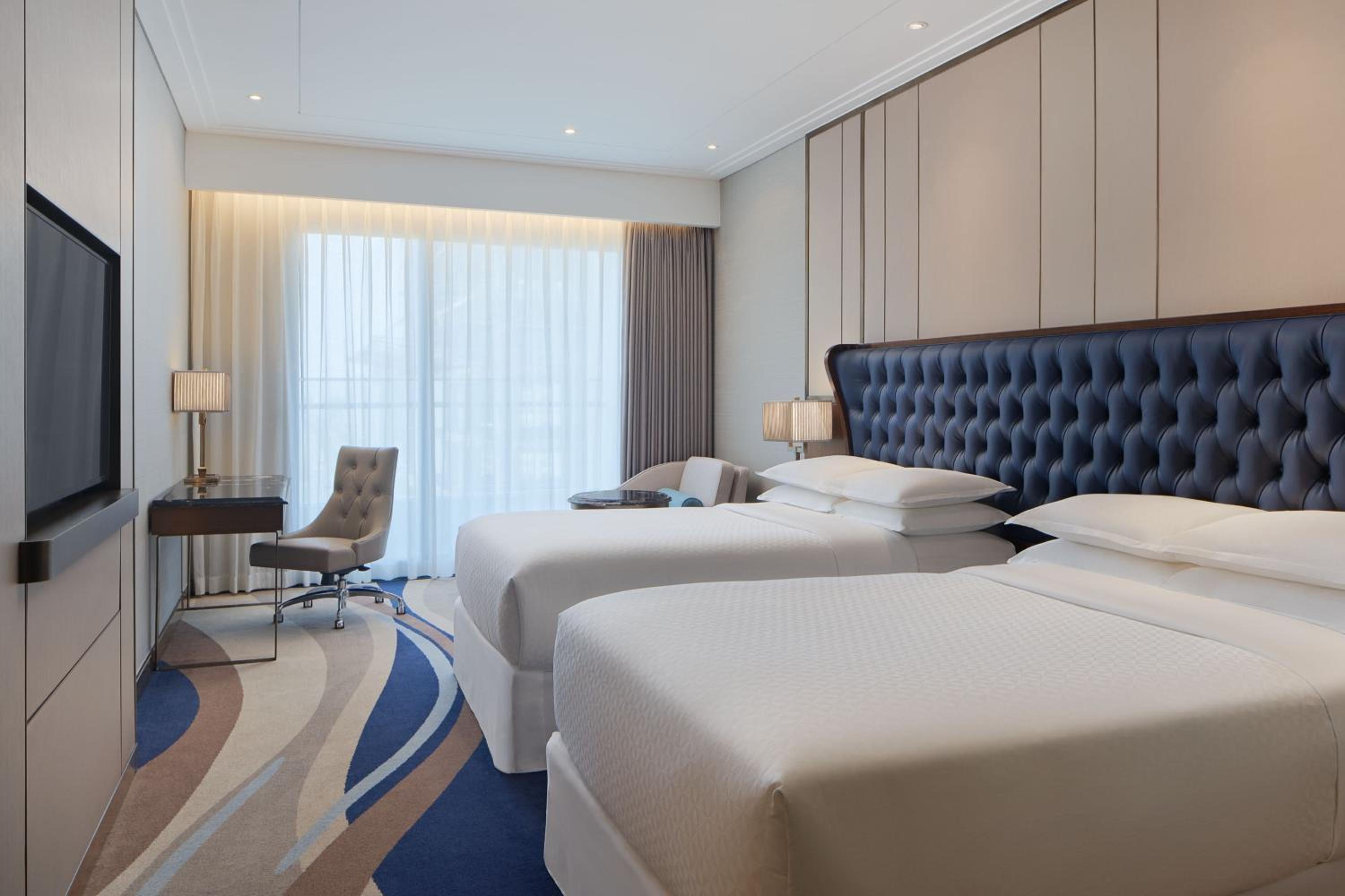 Panoramic Deluxe Twin, Guest room, 2 Twin/Single Bed(s), Partial Ocean View, High floor, Balcony, Bathtub photo 3