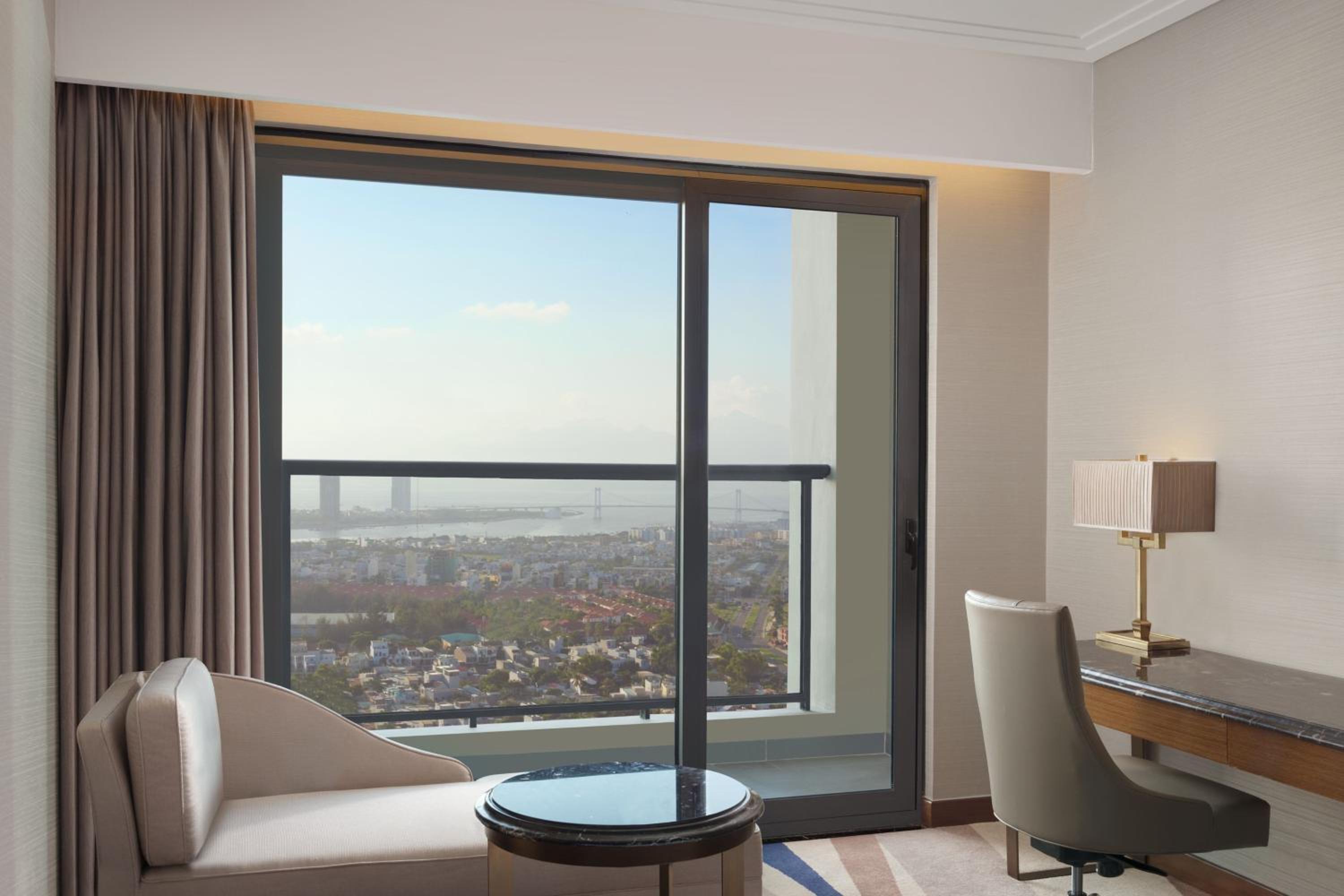 Panoramic Twin, Guest room, 2 Twin/Single Bed(s), City View, High floor, Balcony photo 3