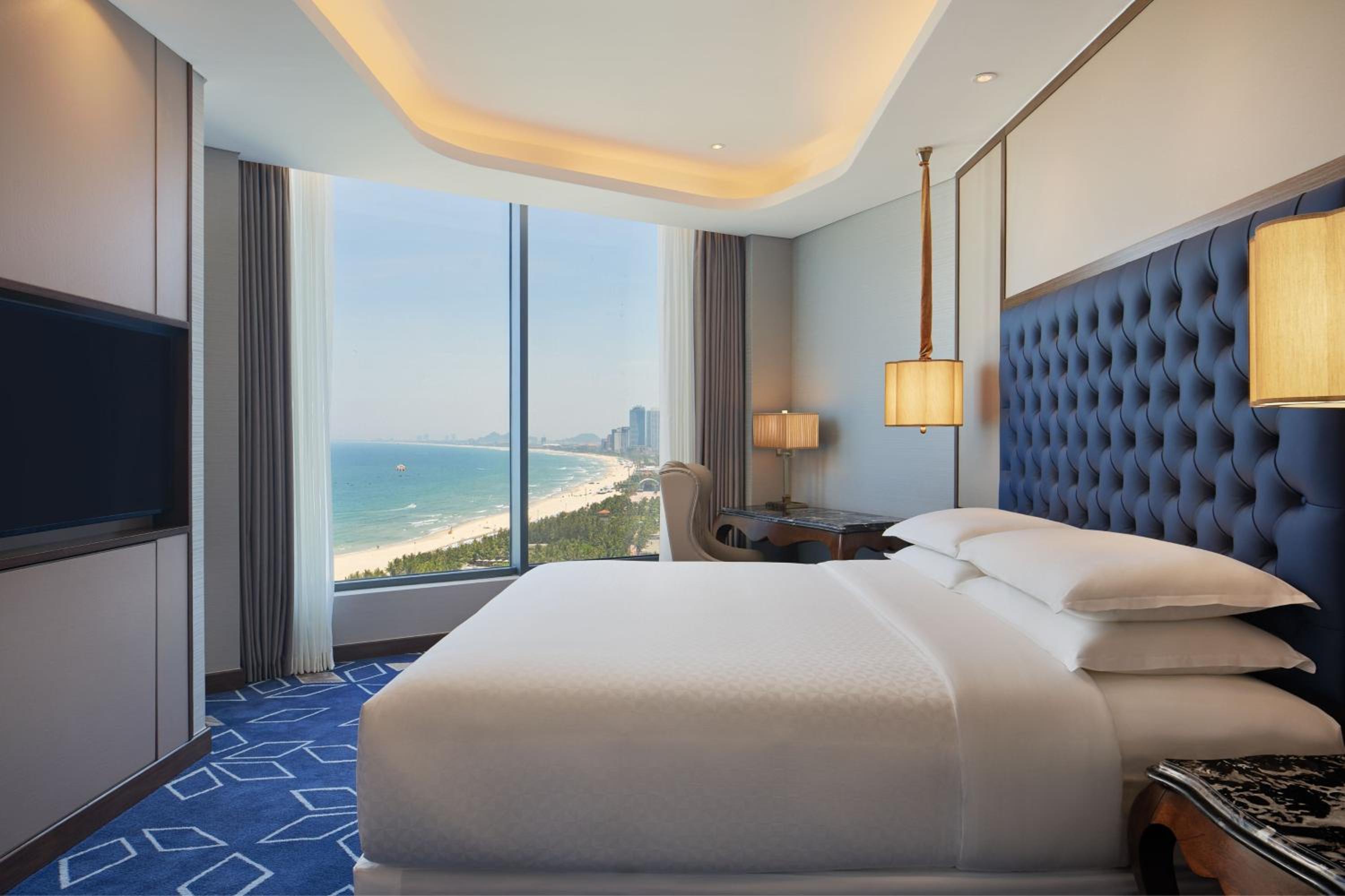 One-Bedroom Corner King Suite, Panoramic Ocean View, High Floor, Balcony, Bathtub photo 3