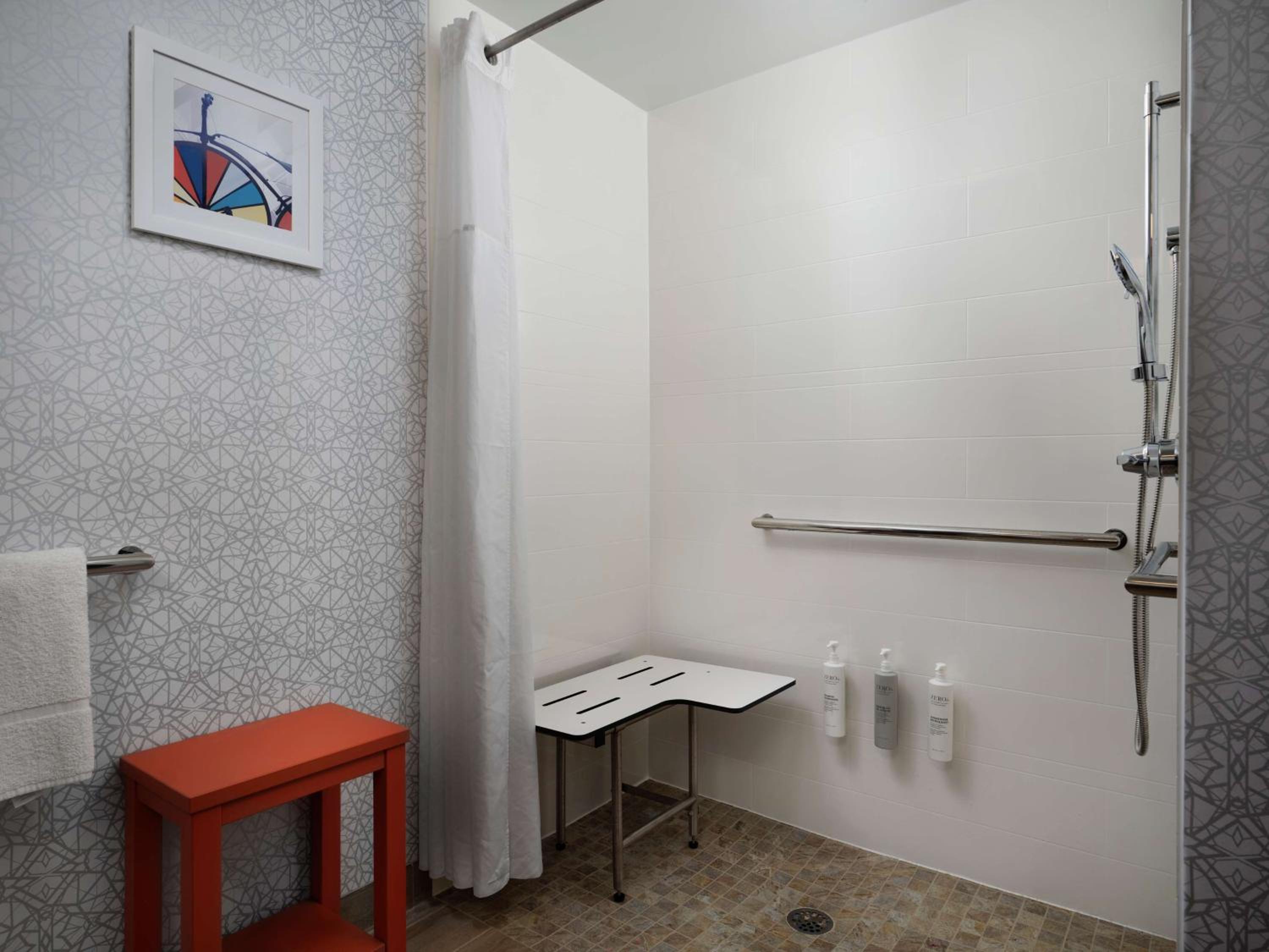 King Room with Shower - Mobility Accessible - Photo 4