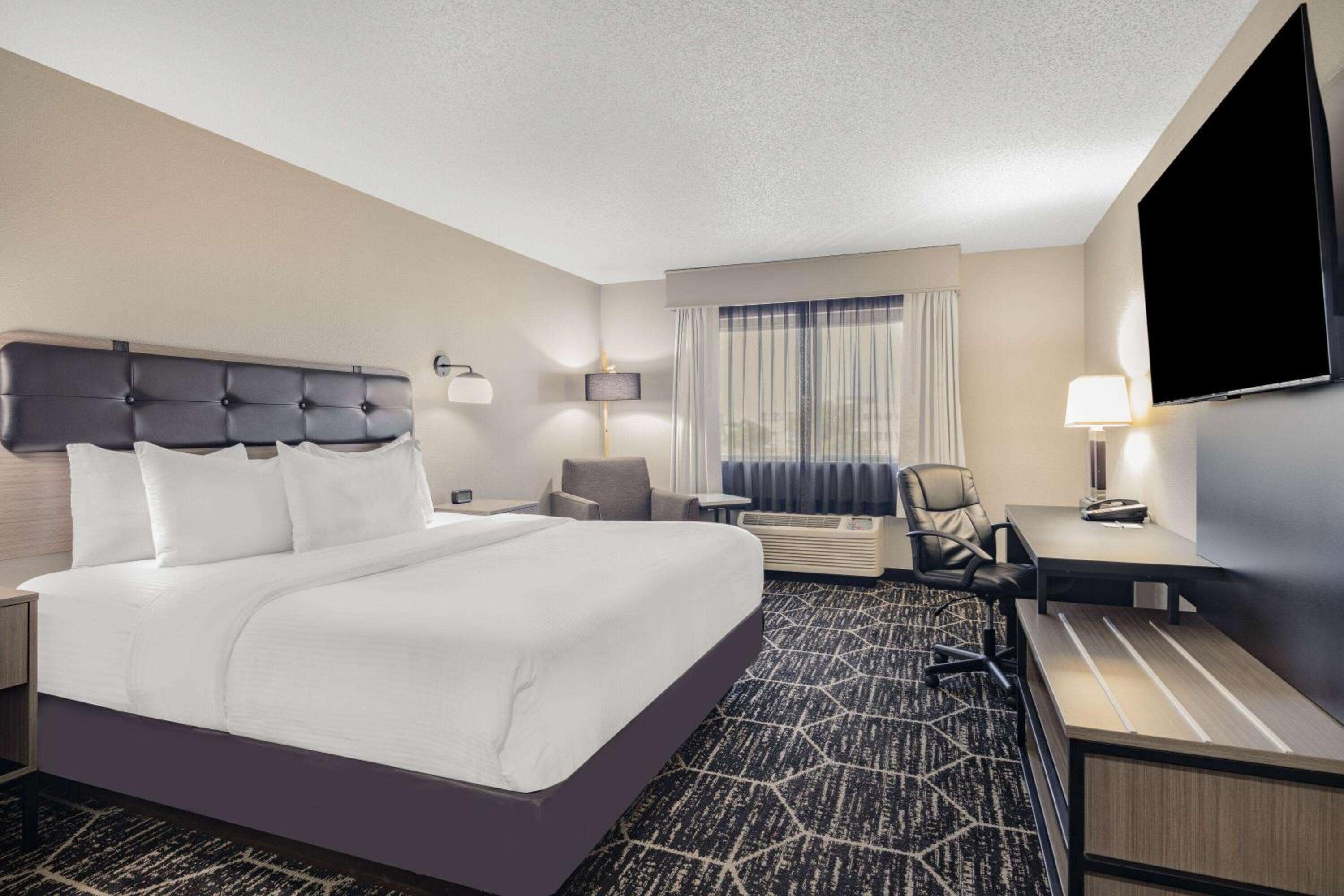 Deluxe King Room - Photo 2