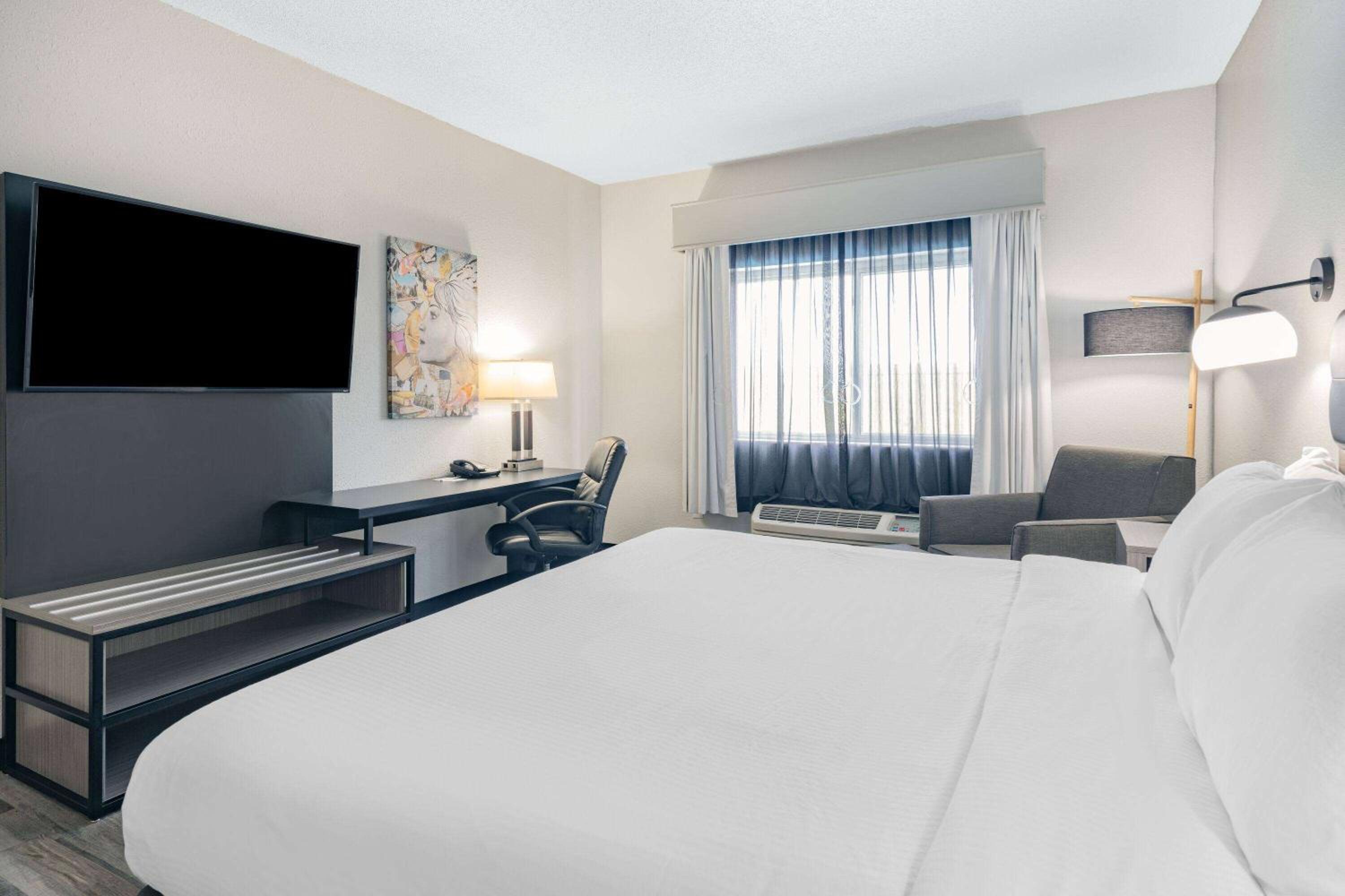 Deluxe Family Suite - Non-Smoking photo 1