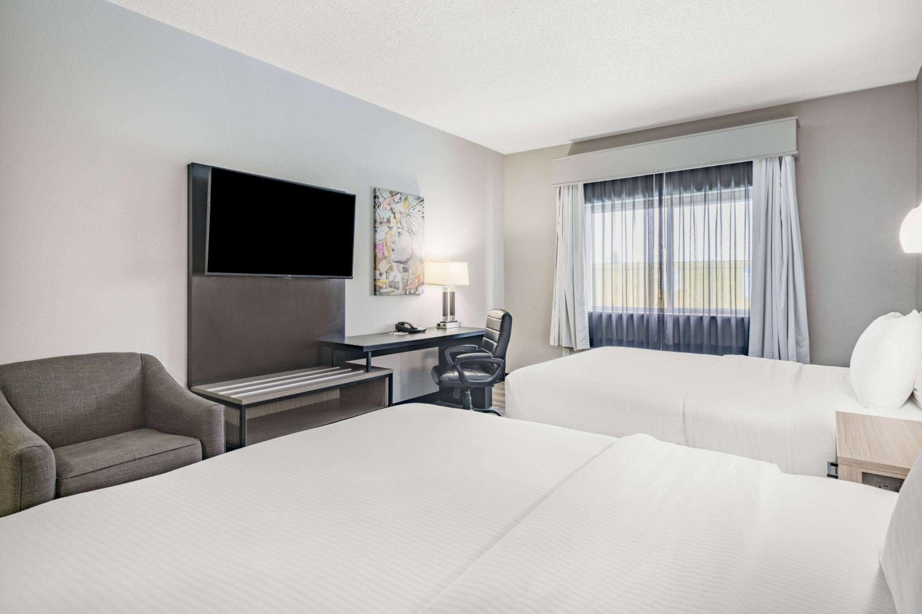 Deluxe Queen Room with Two Queen Beds - Photo 5