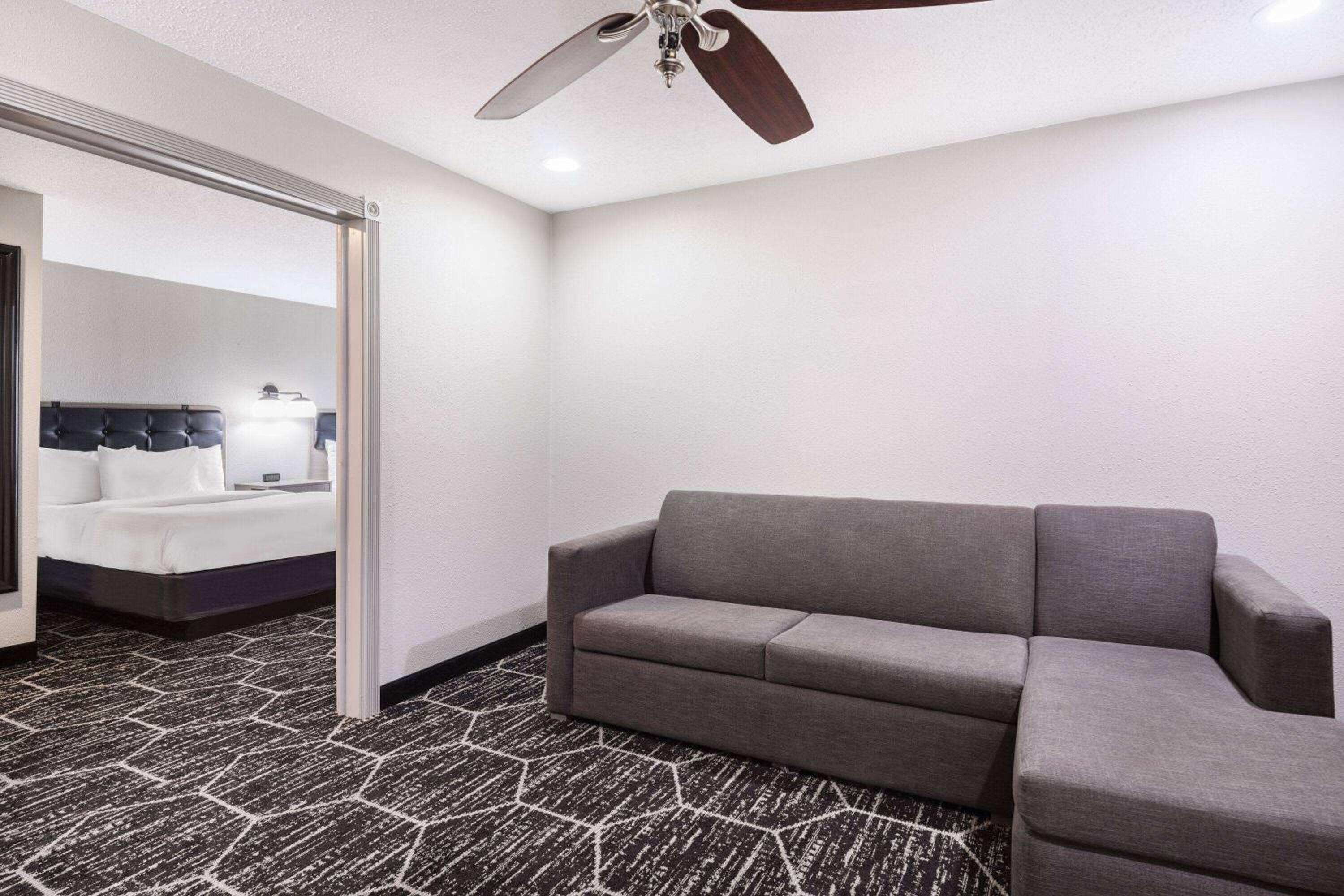 Deluxe Family Suite - Non-Smoking - Photo 4