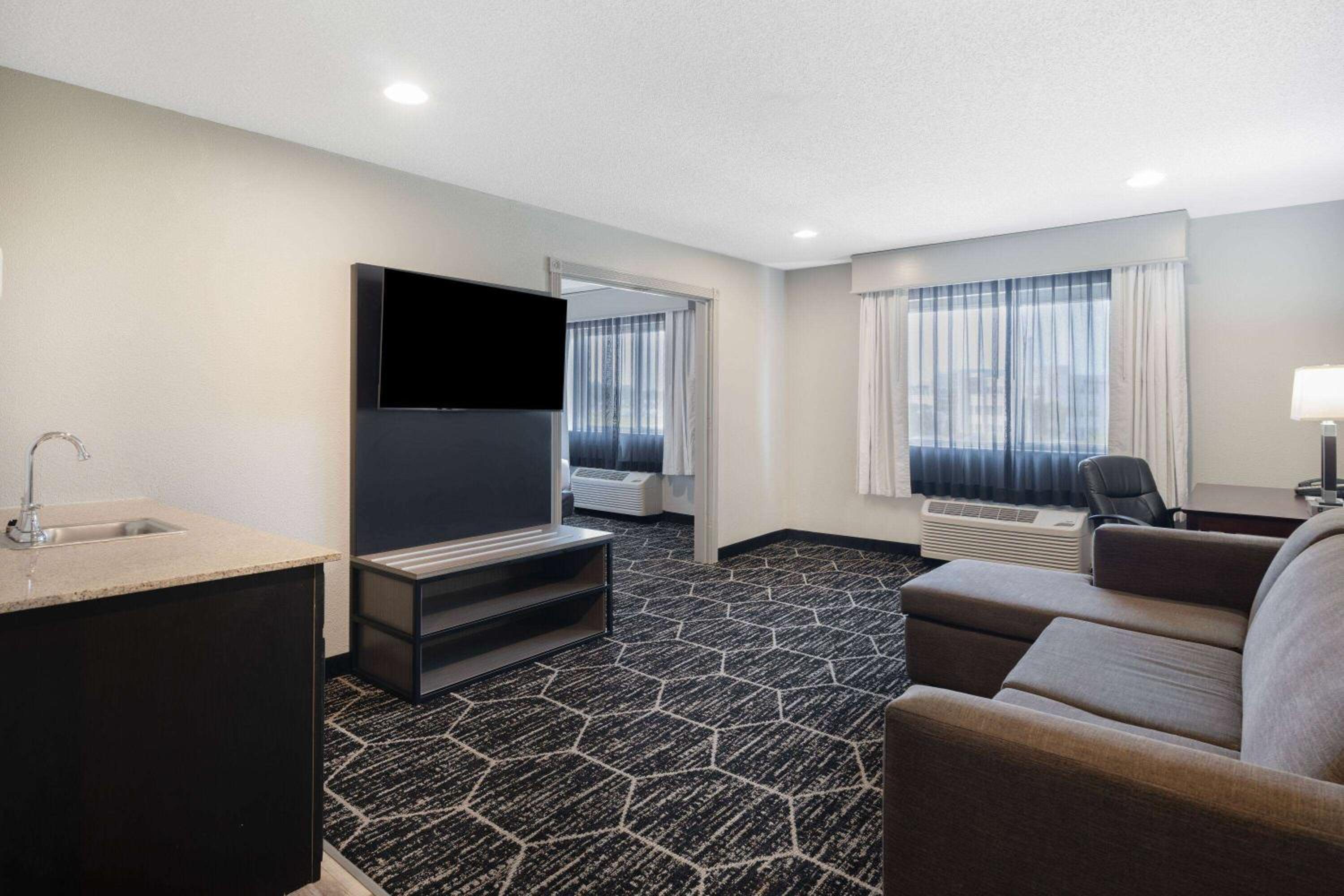 Deluxe Family Suite - Non-Smoking - Photo 2