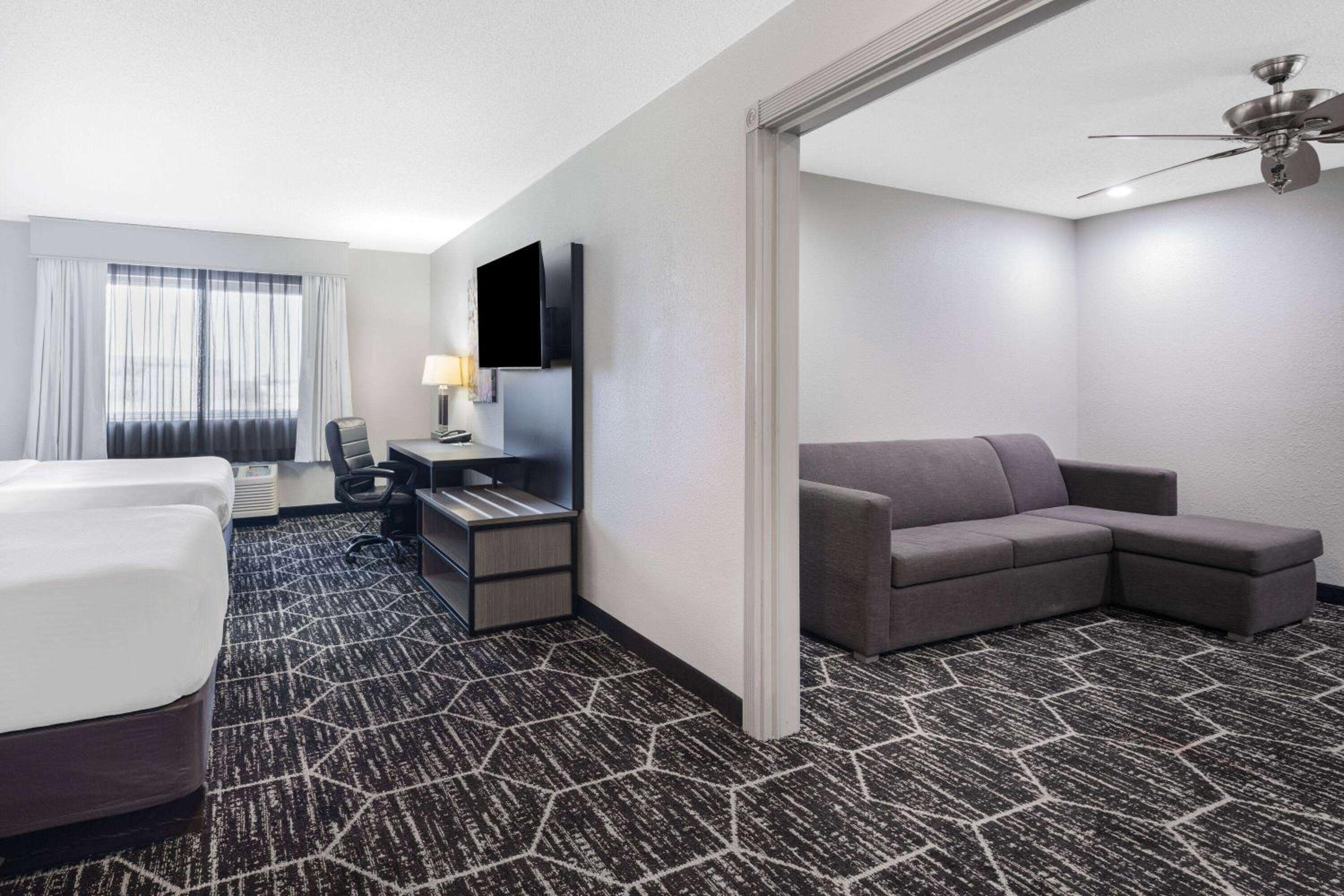 Deluxe Family Suite - Non-Smoking - Photo 3