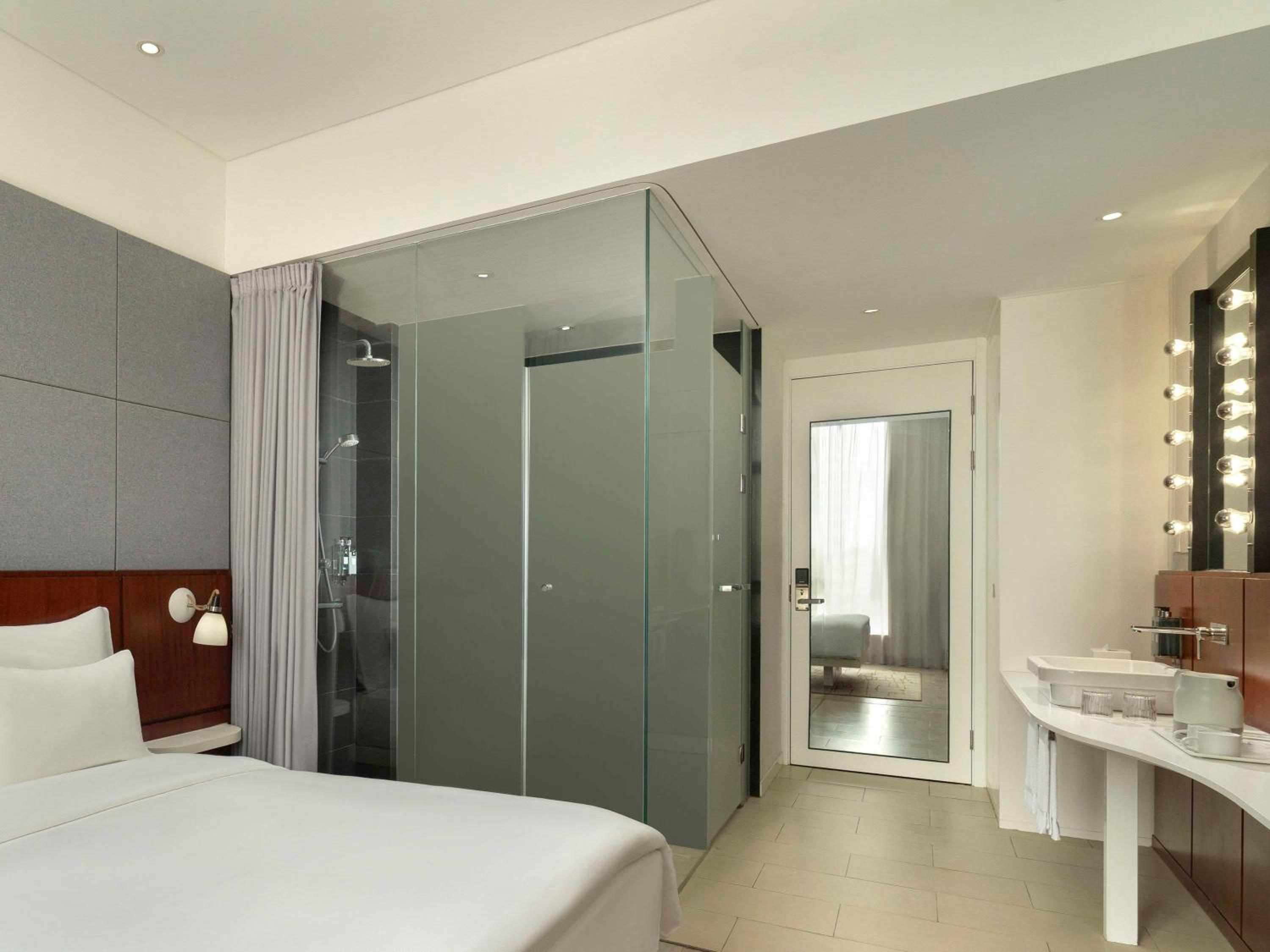 Standard Queen Room