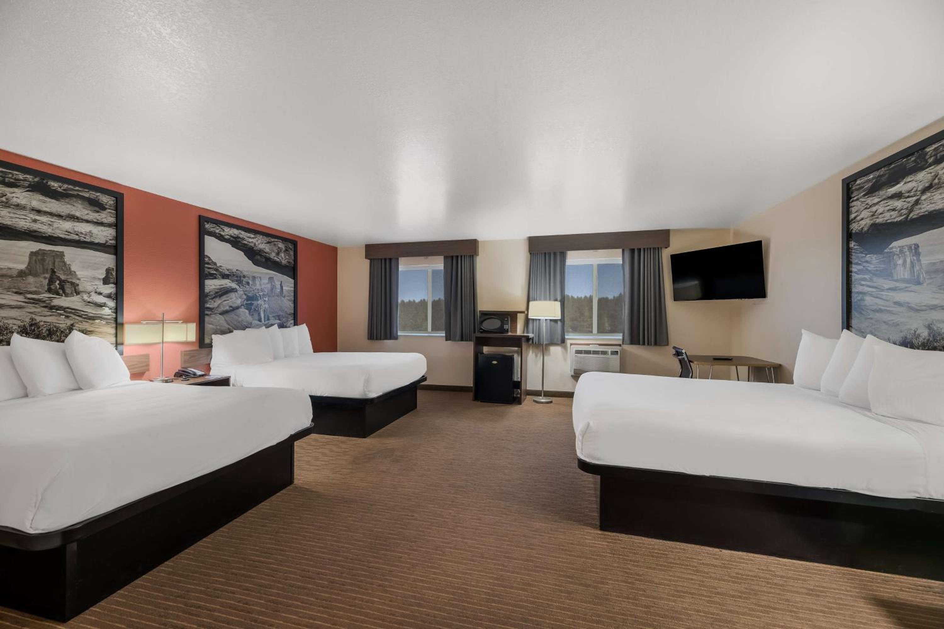 Queen Suite with Three Queen Beds - Non-Smoking - Photo 1