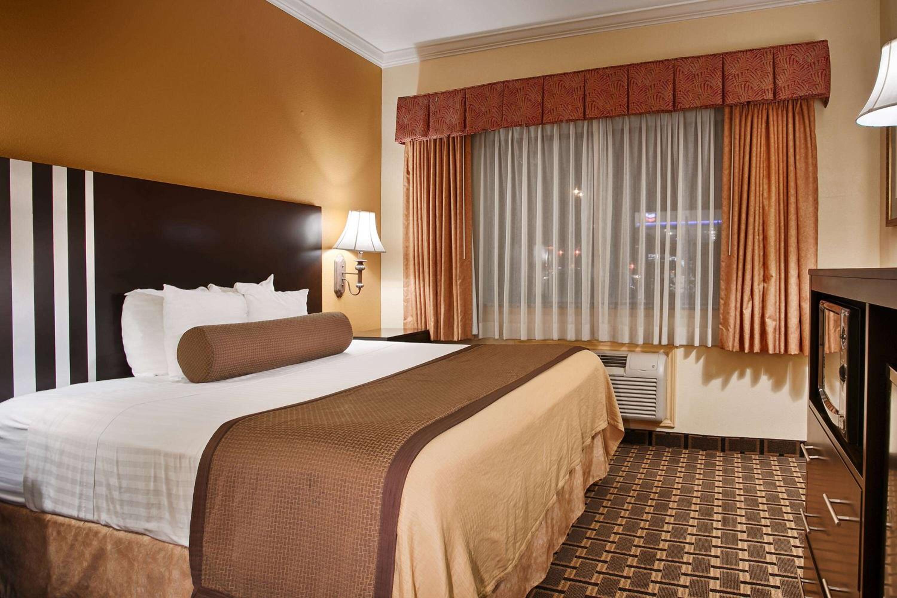 Deluxe King Room - Non-Smoking - Photo 4