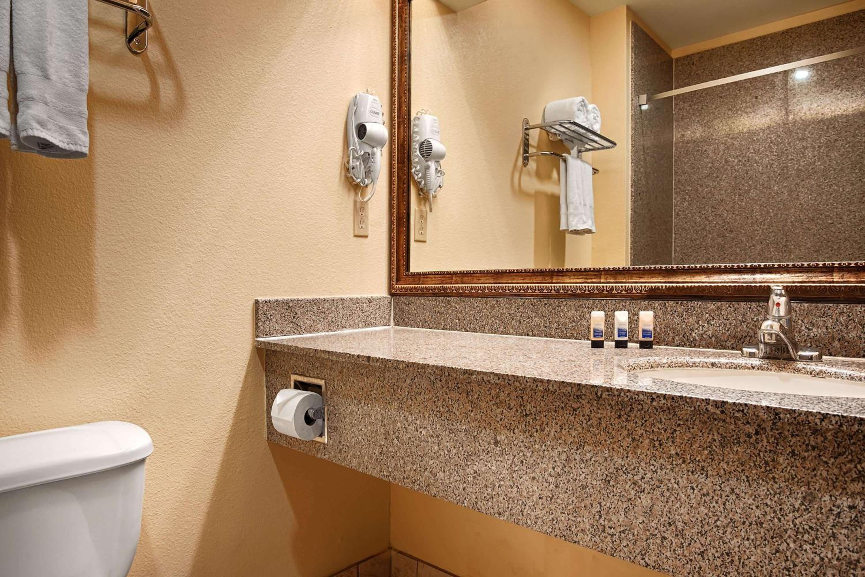 Deluxe King Room - Non-Smoking - Photo 10