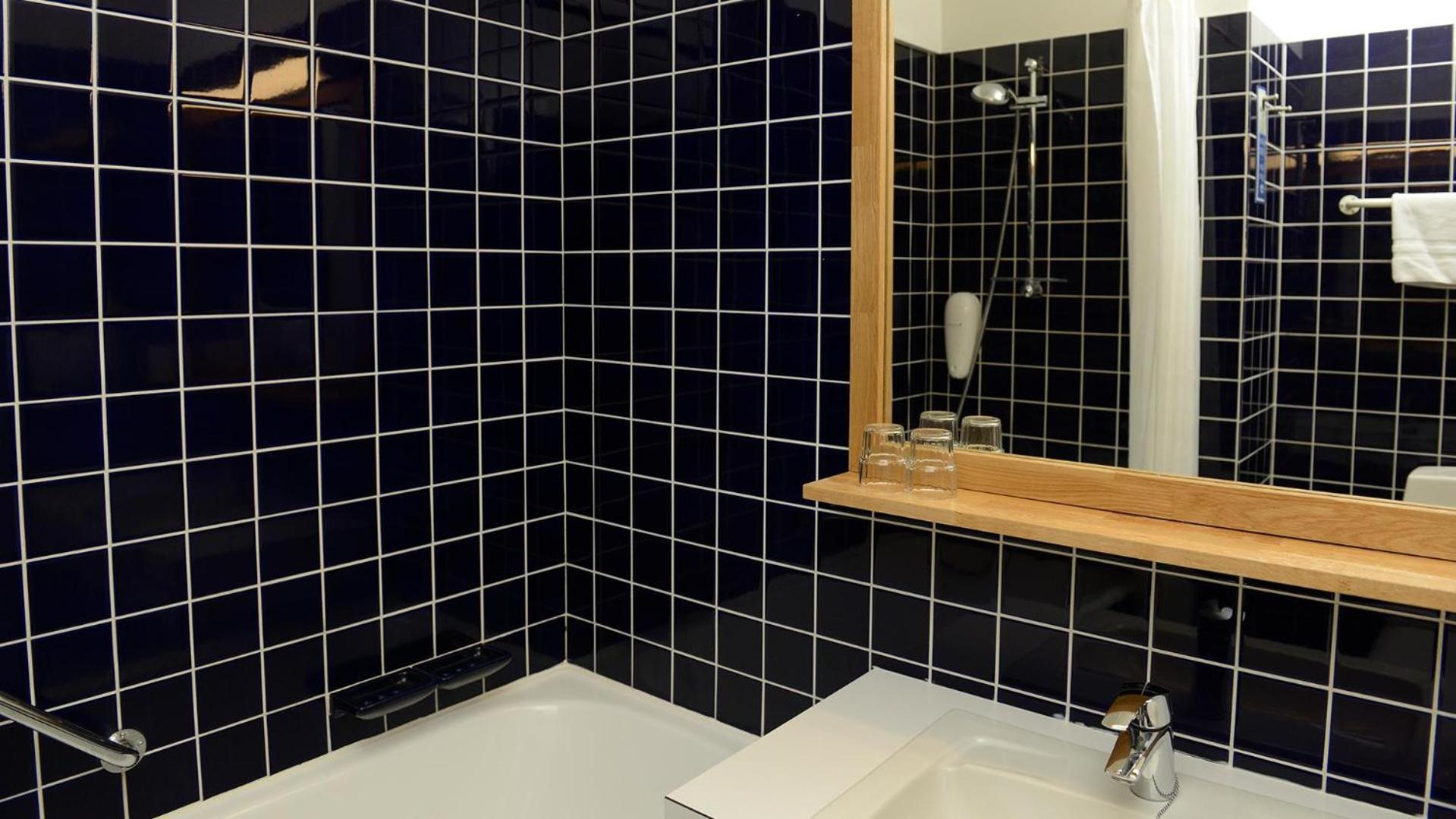 Classic Twin Room with Sea View - Photo 4