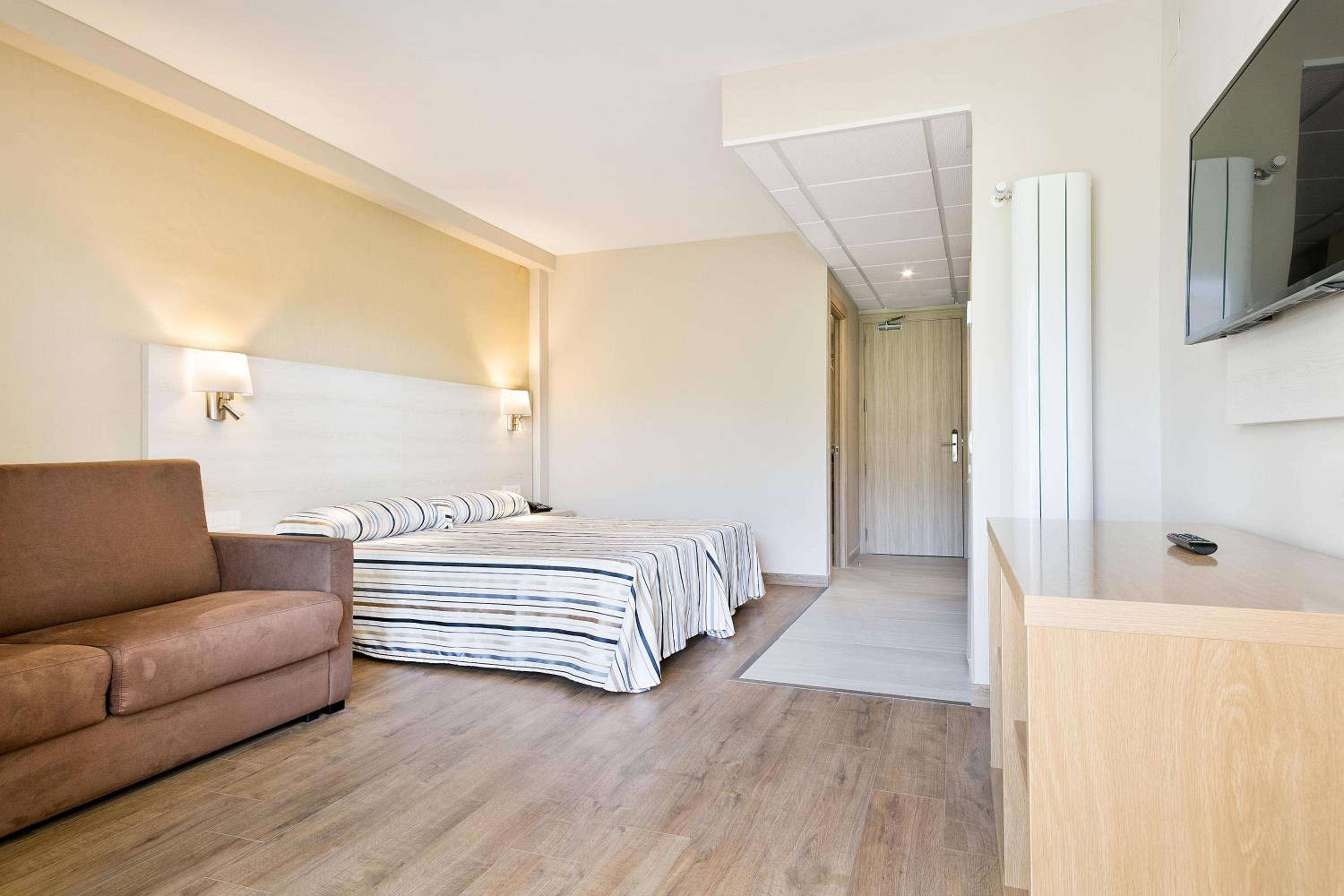 Double Room with Pool View (2 Adults) - Photo 2