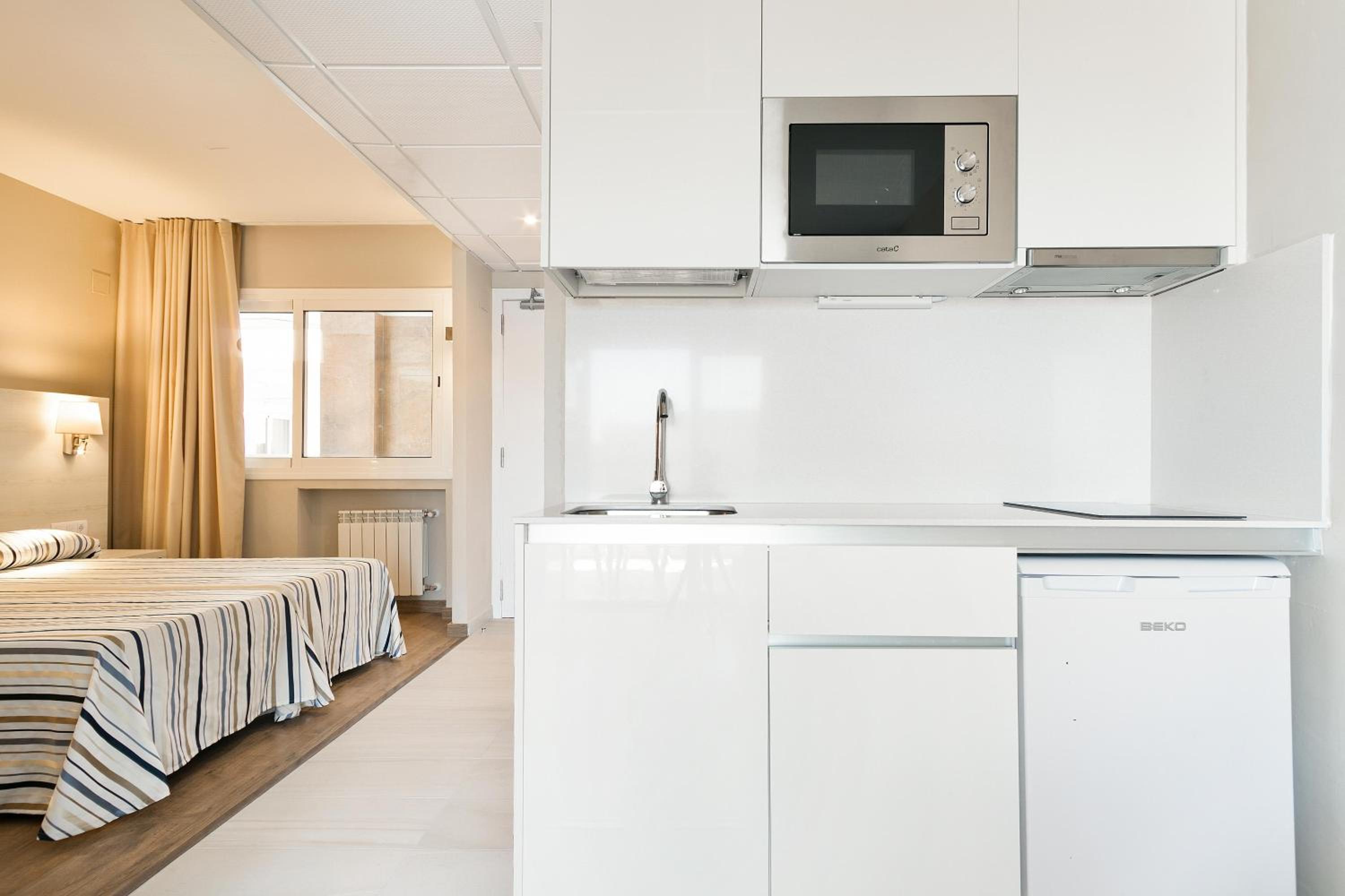 Studio (3 Adults + 1 Child) - Photo 6