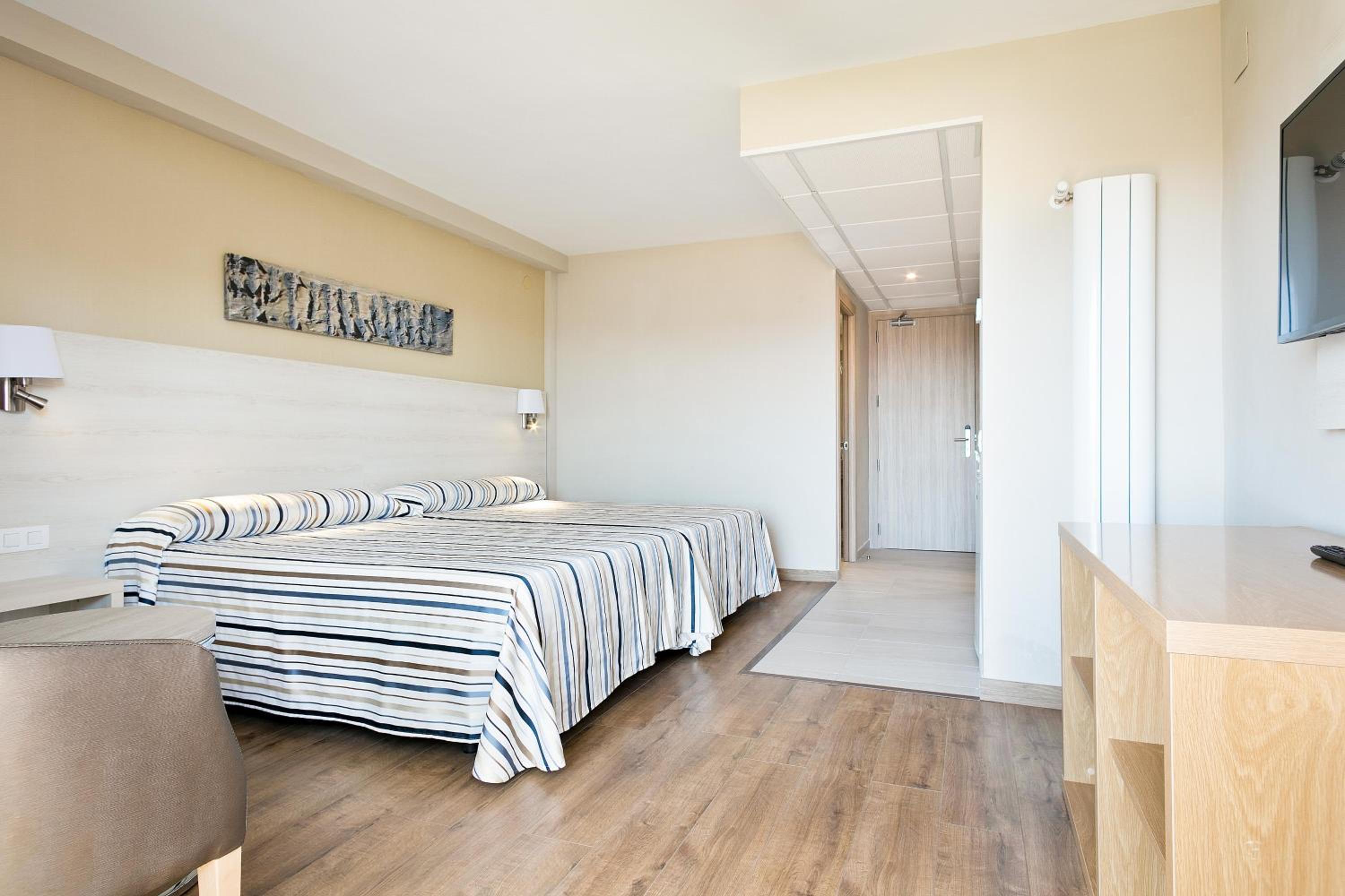 Double Room with Pool View (2 Adults) - Photo 3