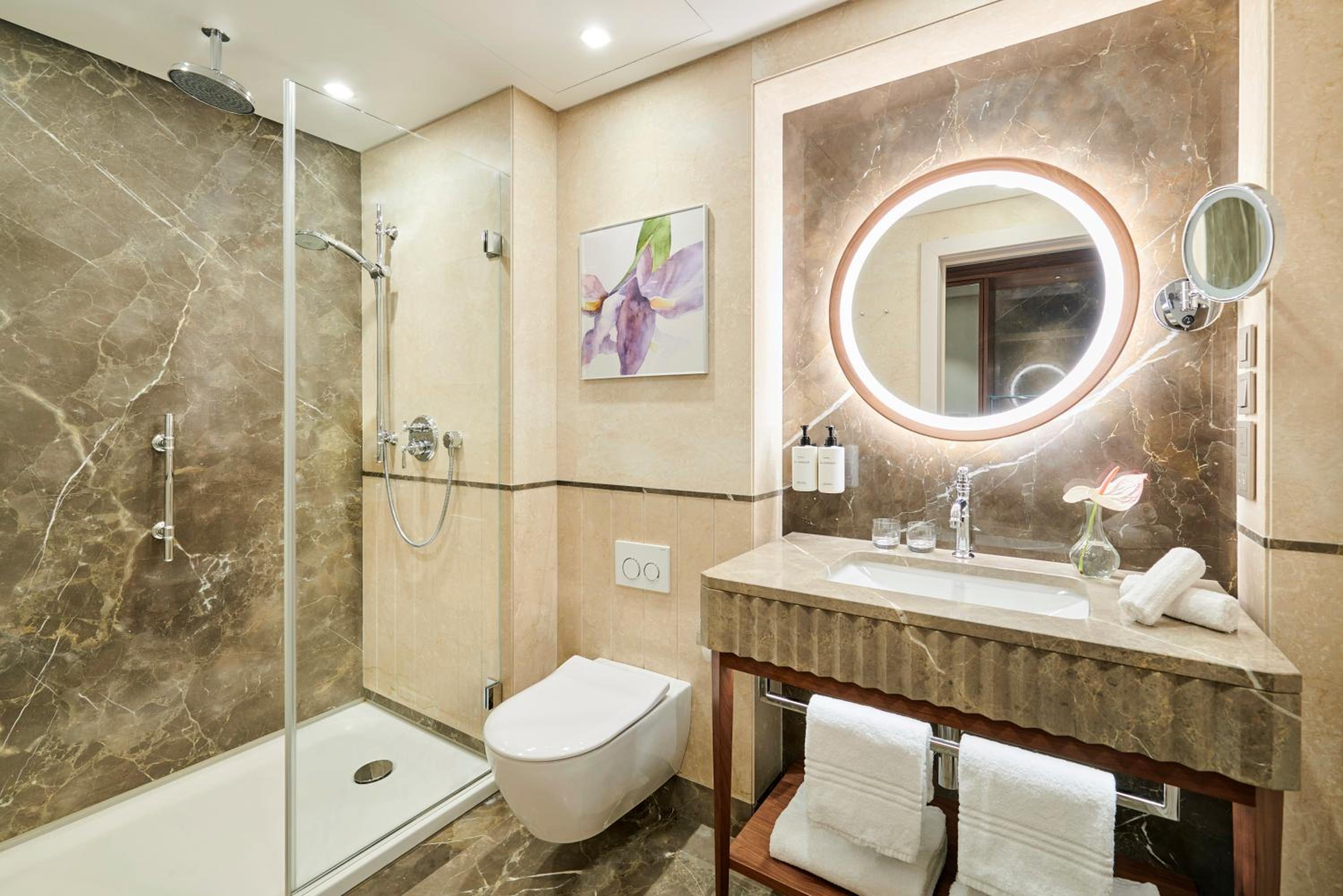 Premium King Room - Photo 2