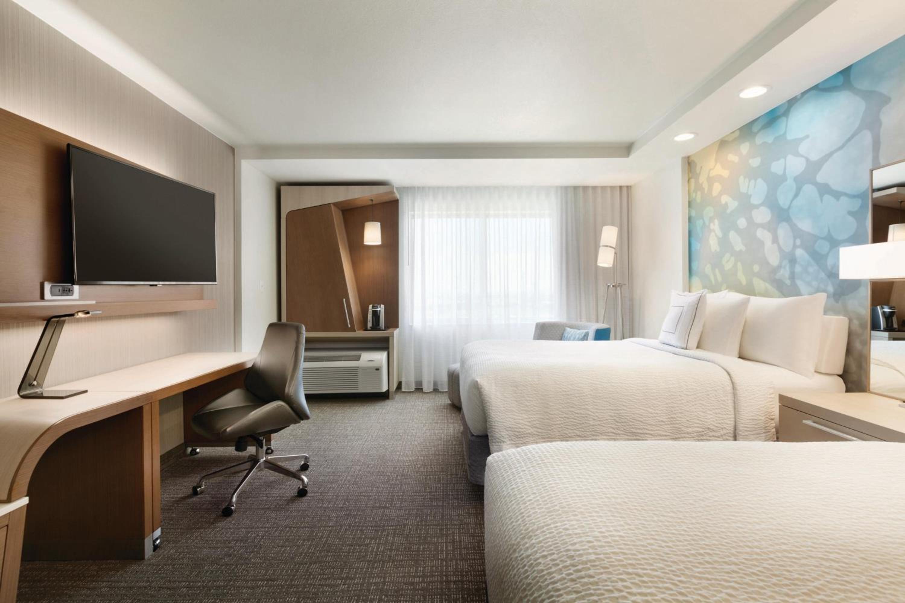 Queen Room with Two Queen Beds - Photo 3
