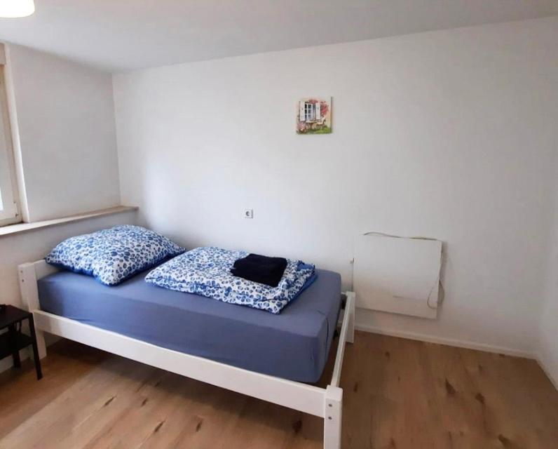 Five-Bedroom House photo 1