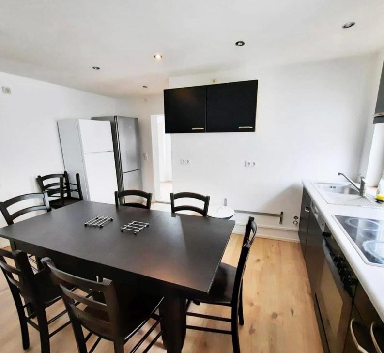 Five-Bedroom House photo 2