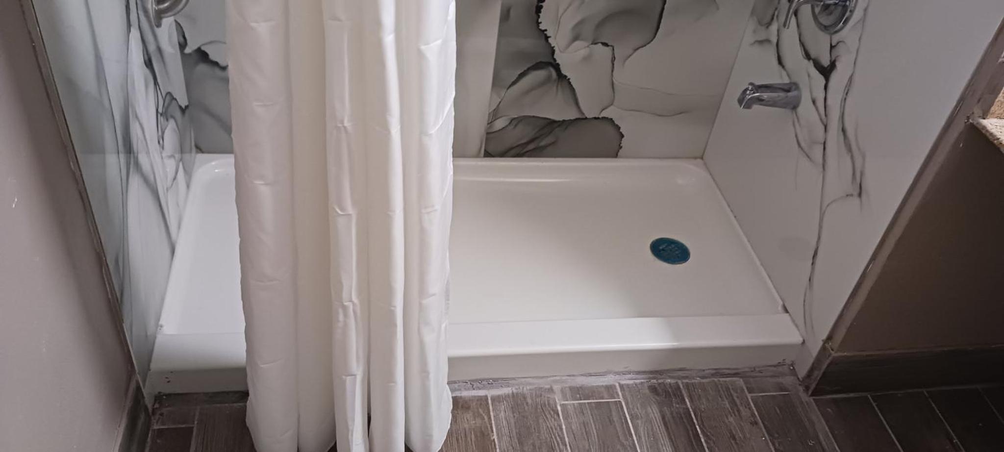 Deluxe Room with One Queen Bed Disability Access Non-Smoking - Photo 3