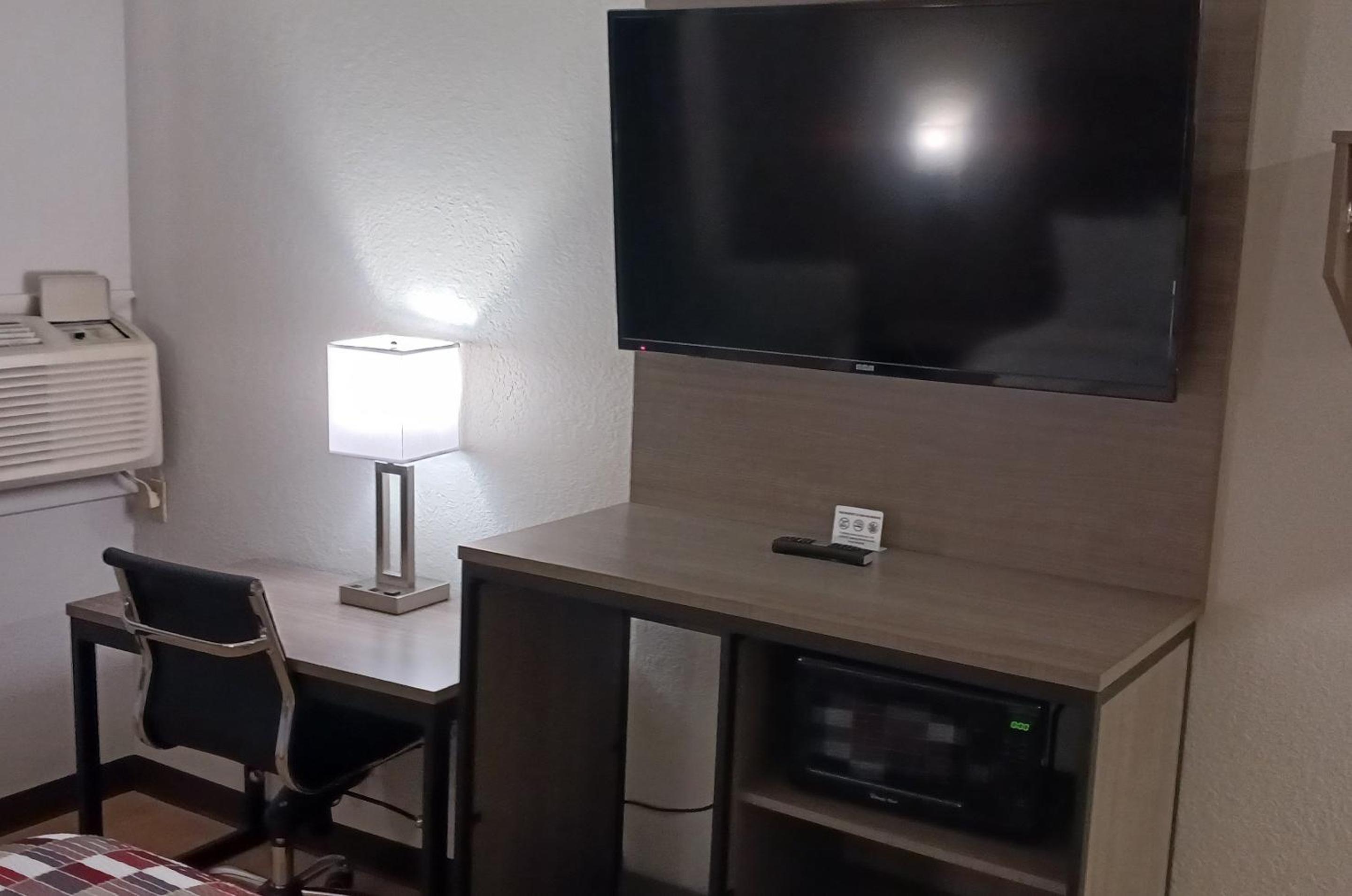 Deluxe Room with One Queen Bed Disability Access Non-Smoking - Photo 1
