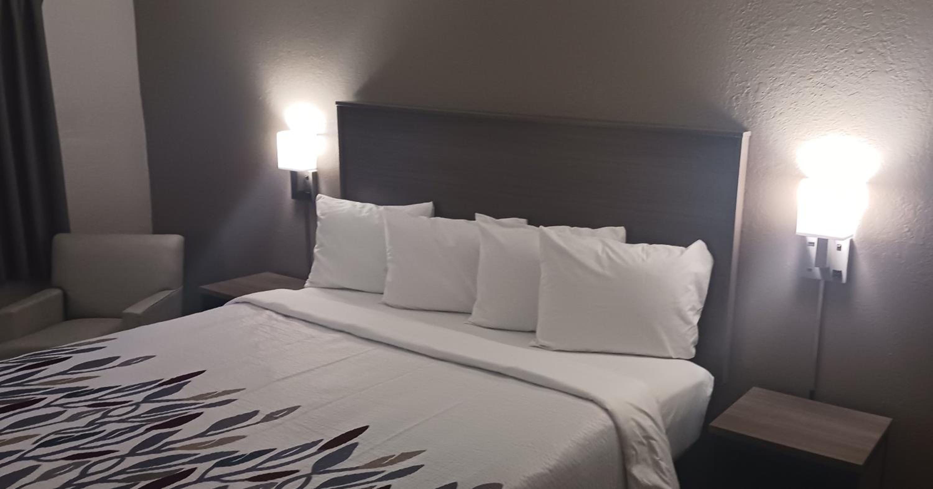 Deluxe Room with One Queen Bed Disability Access Non-Smoking - Photo 4
