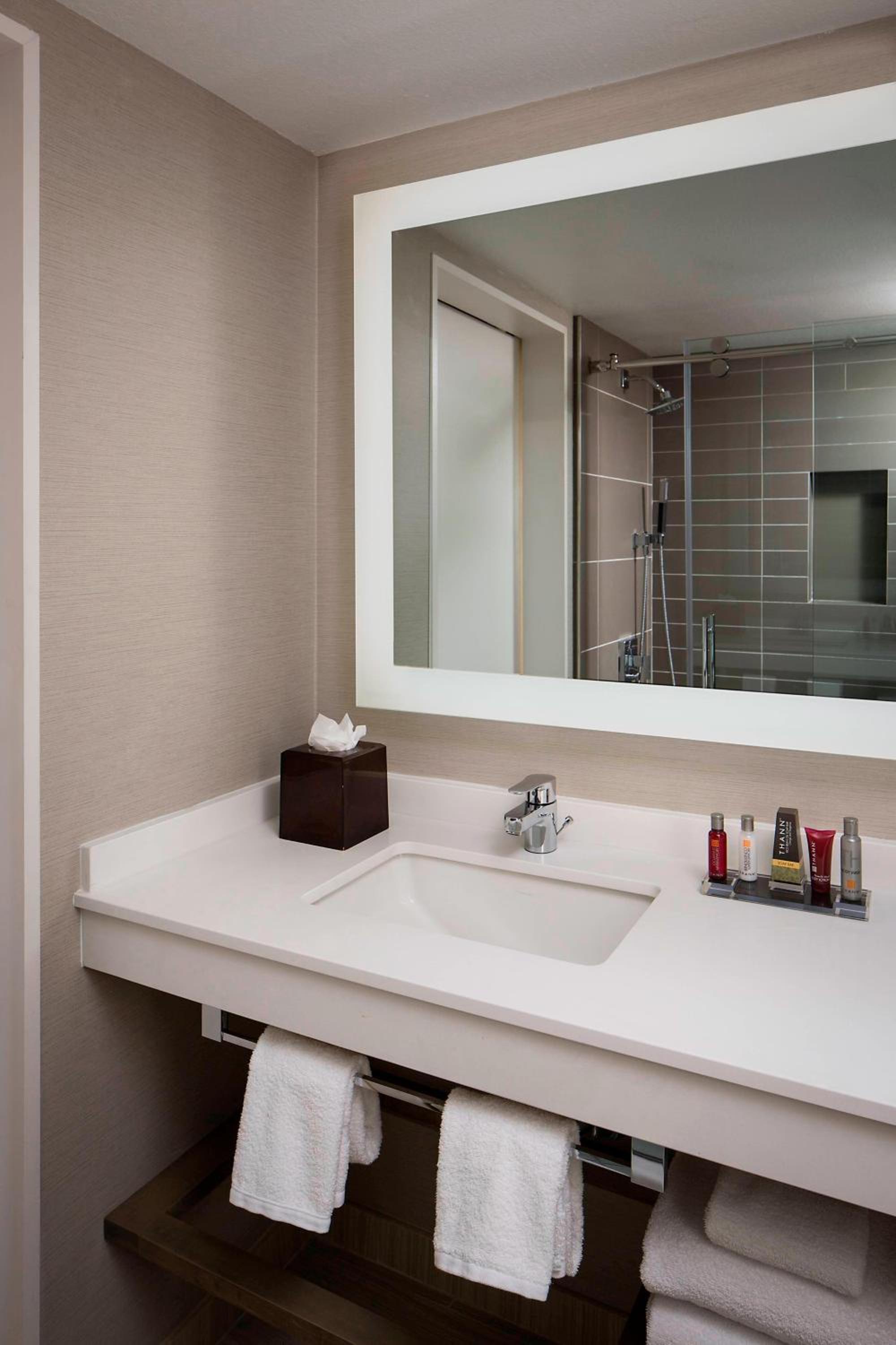 Standard King Room - Photo 4