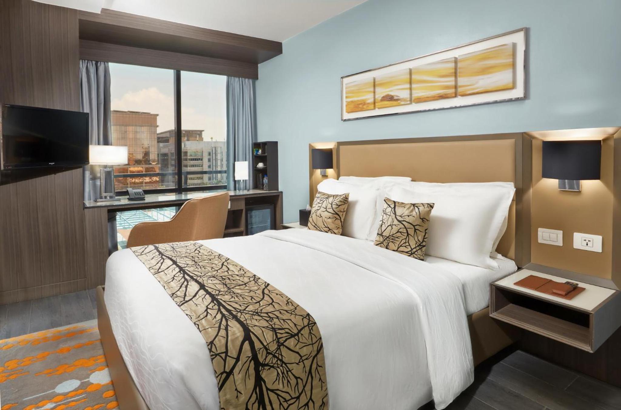 Premier Queen with Rooftop Pool Access photo 1