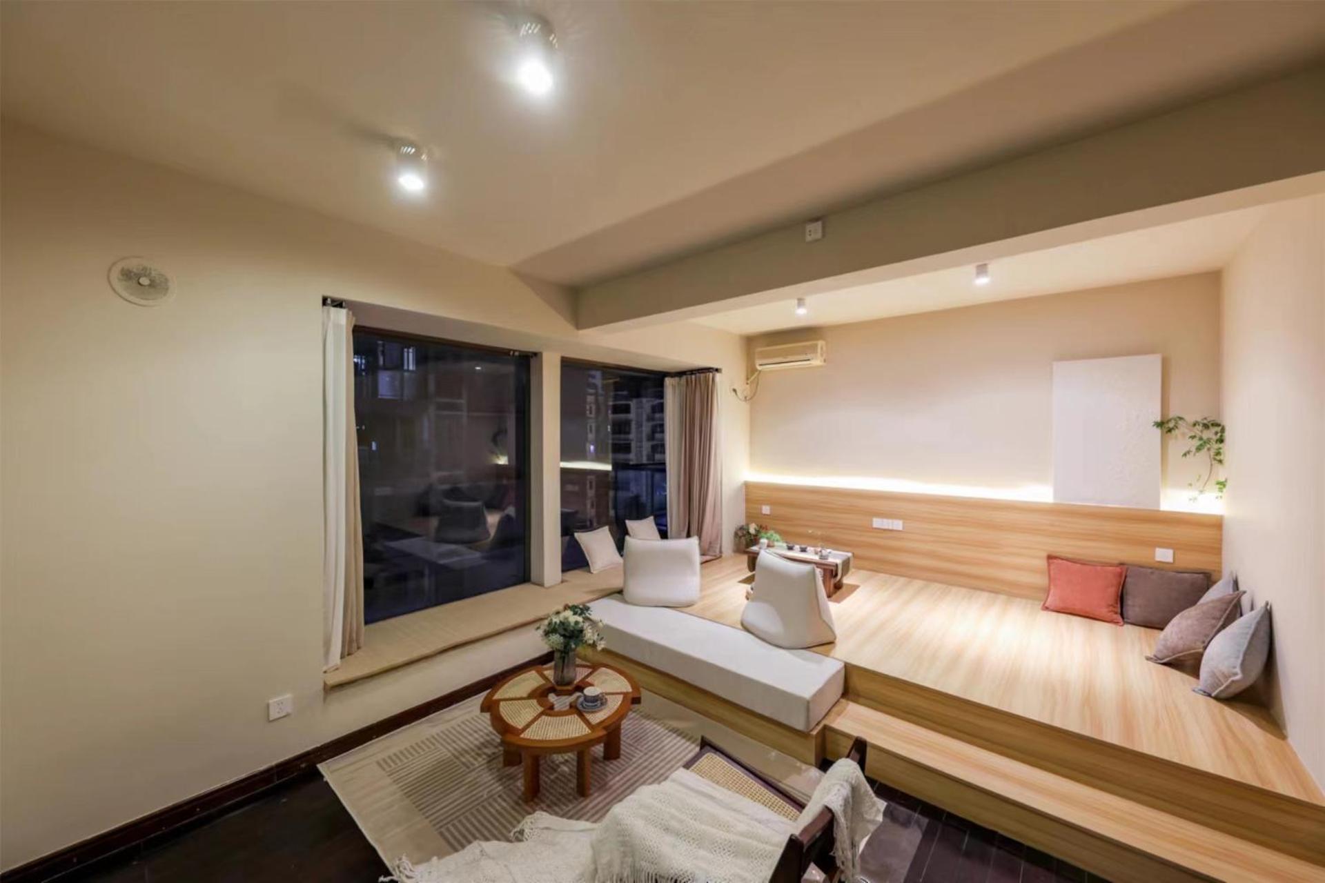 Family Room with Lake View photo 2
